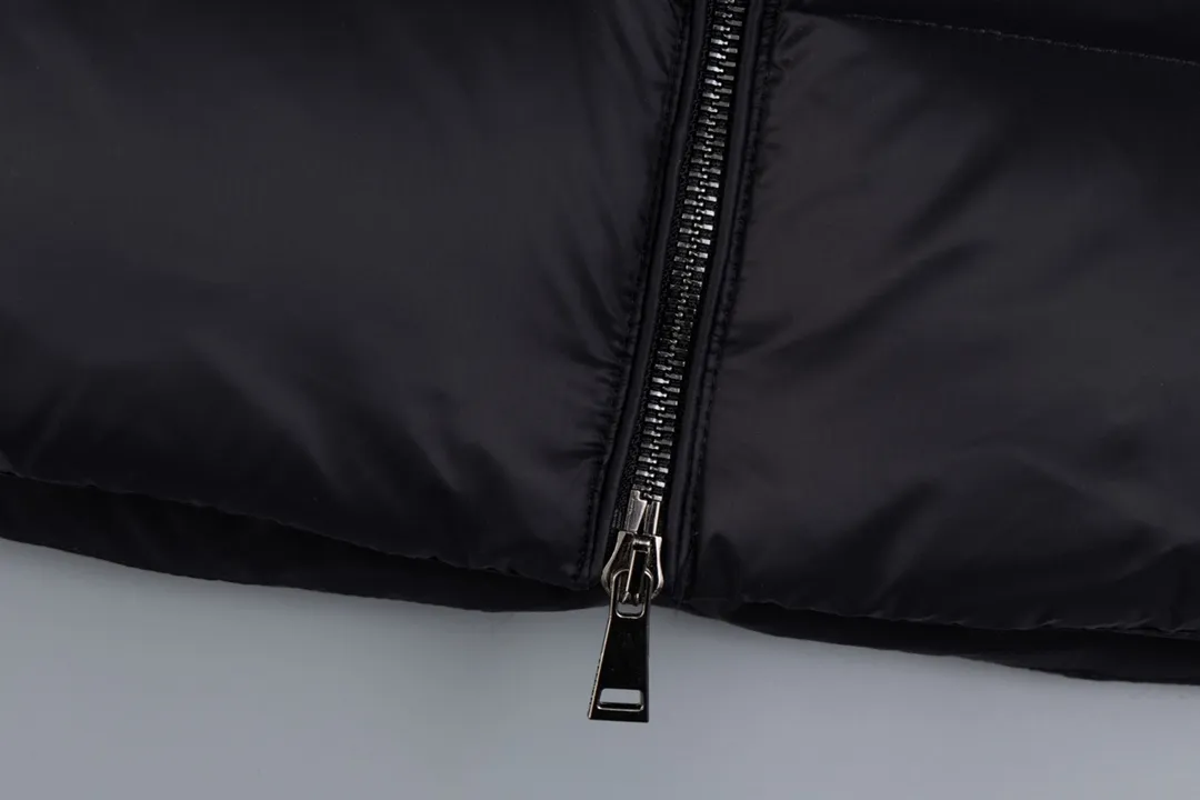 P960 Ceiling fox fur version MONCLER/moner hermifur series women's short heavy-crafted nylon down jacket. Jumpsuit hood with detachable fox fox real fur collar, plated hardware die-cast zipper and invisible snap button front placket. Comes with original color belt and three-level snap button, which can be freely adjusted. There are four internal seams on both sides of the tension beam above the waist, making the waist slimmer and not bloated. Double-layer flap pockets with black painted snap buttons. All colors are matched with original color belts, three-level snap buttons, and the elasticity can be adjusted freely. The fabric is soft and comfortable, the velvet has good fluffiness, and the slim fit upper body is light, neat, warm, and not bloated. Color: white black