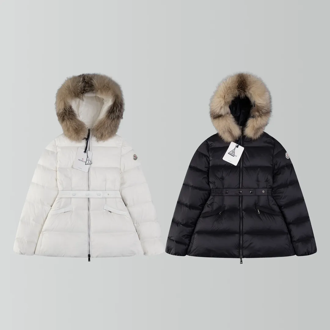 P960 Ceiling fox fur version MONCLER/moner hermifur series women's short heavy-crafted nylon down jacket. Jumpsuit hood with detachable fox fox real fur collar, plated hardware die-cast zipper and invisible snap button front placket. Comes with original color belt and three-level snap button, which can be freely adjusted. There are four internal seams on both sides of the tension beam above the waist, making the waist slimmer and not bloated. Double-layer flap pockets with black painted snap buttons. All colors are matched with original color belts, three-level snap buttons, and the elasticity can be adjusted freely. The fabric is soft and comfortable, the velvet has good fluffiness, and the slim fit upper body is light, neat, warm, and not bloated. Color: white black