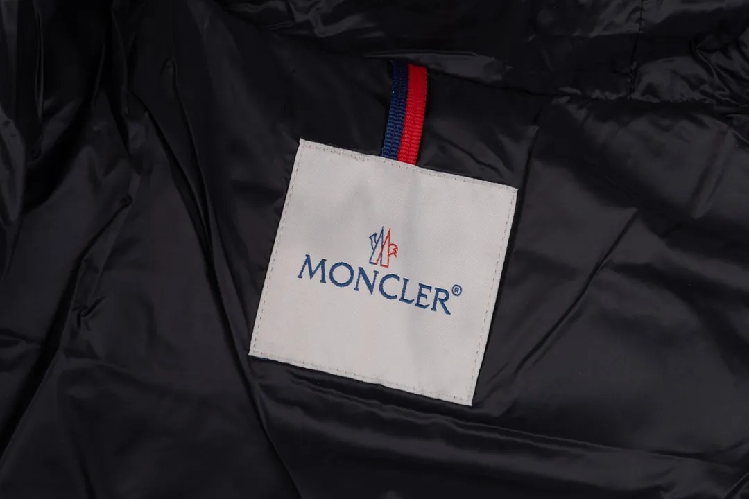 P960 Ceiling fox fur version MONCLER/moner hermifur series women's short heavy-crafted nylon down jacket. Jumpsuit hood with detachable fox fox real fur collar, plated hardware die-cast zipper and invisible snap button front placket. Comes with original color belt and three-level snap button, which can be freely adjusted. There are four internal seams on both sides of the tension beam above the waist, making the waist slimmer and not bloated. Double-layer flap pockets with black painted snap buttons. All colors are matched with original color belts, three-level snap buttons, and the elasticity can be adjusted freely. The fabric is soft and comfortable, the velvet has good fluffiness, and the slim fit upper body is light, neat, warm, and not bloated. Color: white black