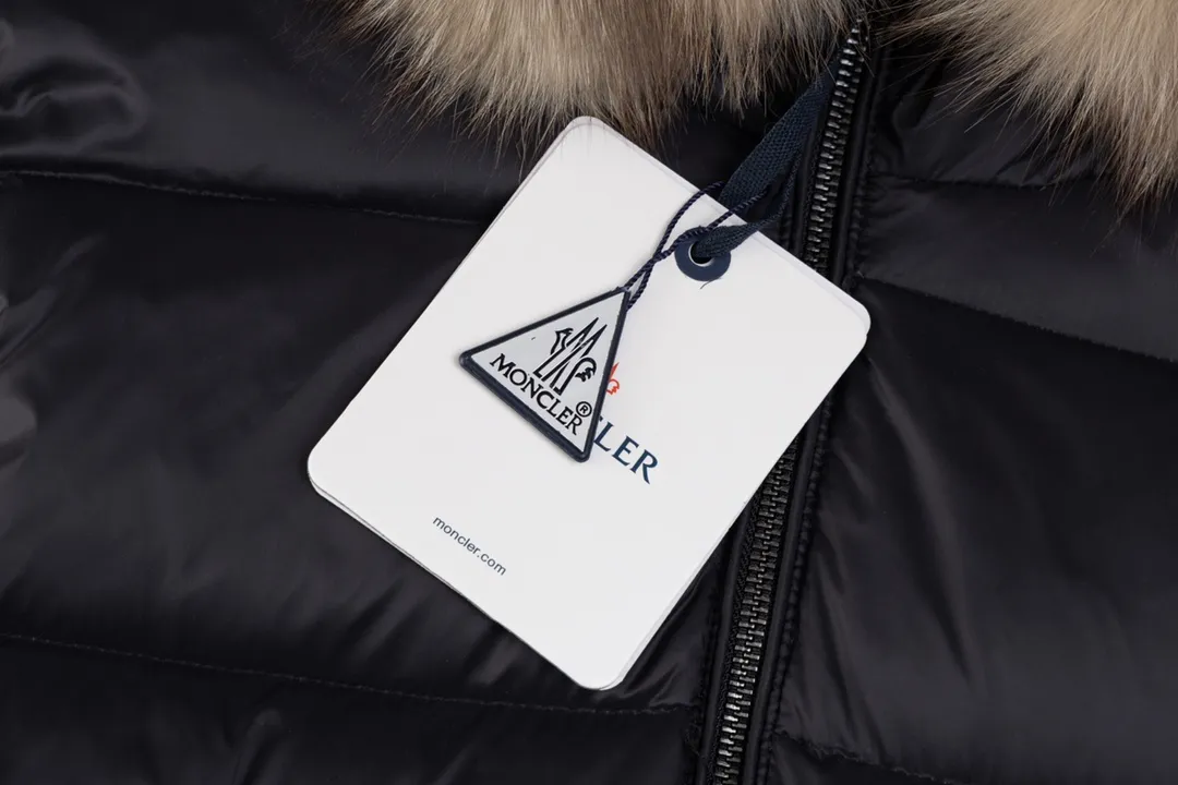 P960 Ceiling fox fur version MONCLER/moner hermifur series women's short heavy-crafted nylon down jacket. Jumpsuit hood with detachable fox fox real fur collar, plated hardware die-cast zipper and invisible snap button front placket. Comes with original color belt and three-level snap button, which can be freely adjusted. There are four internal seams on both sides of the tension beam above the waist, making the waist slimmer and not bloated. Double-layer flap pockets with black painted snap buttons. All colors are matched with original color belts, three-level snap buttons, and the elasticity can be adjusted freely. The fabric is soft and comfortable, the velvet has good fluffiness, and the slim fit upper body is light, neat, warm, and not bloated. Color: white black