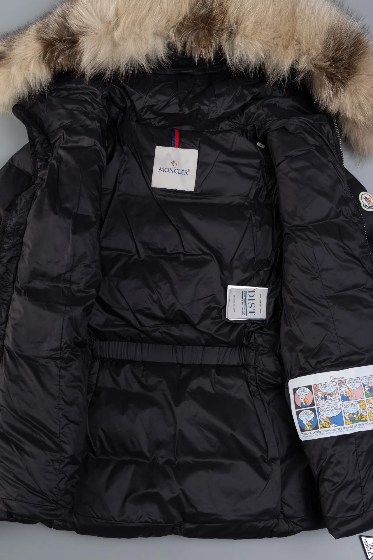 P960 Ceiling fox fur version MONCLER/moner hermifur series women's short heavy-crafted nylon down jacket. Jumpsuit hood with detachable fox fox real fur collar, plated hardware die-cast zipper and invisible snap button front placket. Comes with original color belt and three-level snap button, which can be freely adjusted. There are four internal seams on both sides of the tension beam above the waist, making the waist slimmer and not bloated. Double-layer flap pockets with black painted snap buttons. All colors are matched with original color belts, three-level snap buttons, and the elasticity can be adjusted freely. The fabric is soft and comfortable, the velvet has good fluffiness, and the slim fit upper body is light, neat, warm, and not bloated. Color: white black