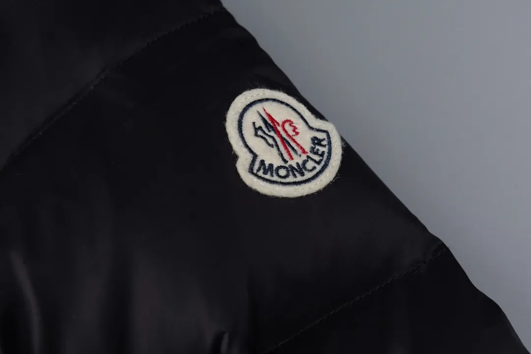 P960 Ceiling fox fur version MONCLER/moner hermifur series women's short heavy-crafted nylon down jacket. Jumpsuit hood with detachable fox fox real fur collar, plated hardware die-cast zipper and invisible snap button front placket. Comes with original color belt and three-level snap button, which can be freely adjusted. There are four internal seams on both sides of the tension beam above the waist, making the waist slimmer and not bloated. Double-layer flap pockets with black painted snap buttons. All colors are matched with original color belts, three-level snap buttons, and the elasticity can be adjusted freely. The fabric is soft and comfortable, the velvet has good fluffiness, and the slim fit upper body is light, neat, warm, and not bloated. Color: white black