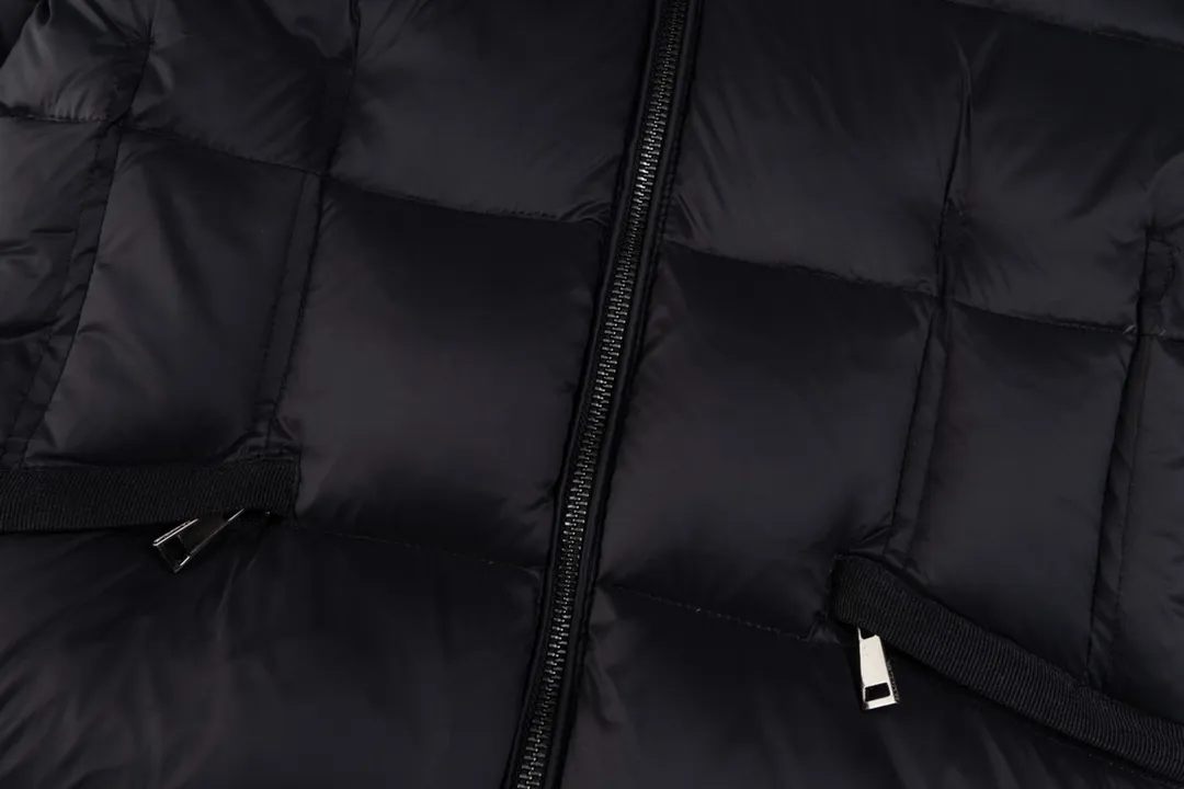 P960 Ceiling fox fur version MONCLER/moner hermifur series women's short heavy-crafted nylon down jacket. Jumpsuit hood with detachable fox fox real fur collar, plated hardware die-cast zipper and invisible snap button front placket. Comes with original color belt and three-level snap button, which can be freely adjusted. There are four internal seams on both sides of the tension beam above the waist, making the waist slimmer and not bloated. Double-layer flap pockets with black painted snap buttons. All colors are matched with original color belts, three-level snap buttons, and the elasticity can be adjusted freely. The fabric is soft and comfortable, the velvet has good fluffiness, and the slim fit upper body is light, neat, warm, and not bloated. Color: white black