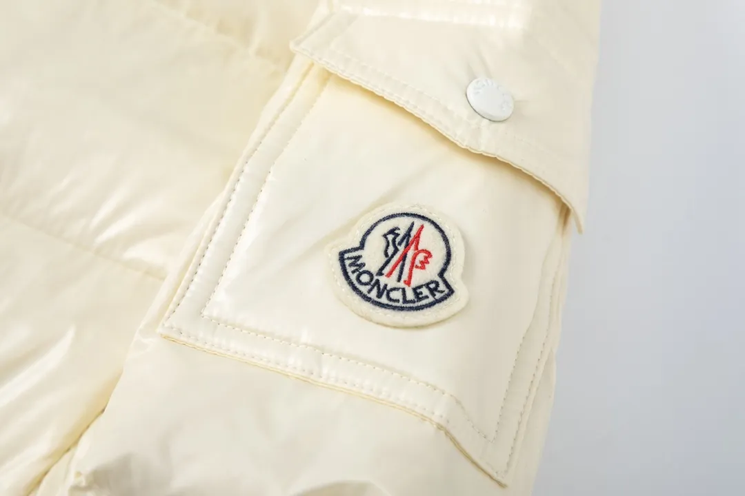 P780 💎The highest version💎 Moncler/hooded and waisted women's short down jacket. The down jacket has both feminine temperament and practical functions, reinterpreting the aesthetic style of the 1970s for modern women. The barante down jacket is made from lustrous nylon and is inspired by the 1970s. It adopts a waist design and presents an A-line silhouette, highlighting a feminine style. An adjustable hood and signature logo patch add finishing touches. Details · Made of lon laqué fabric · lon laqué lining · Filled with down · Adjustable hood · Zipper and snap closure · Suit pocket · Adjustable cuffs Color: black/beige/pink size:0/1/2/3