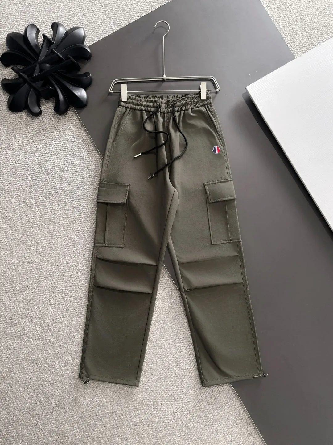 Next day shipment P360 MONCLER/Mongoose Exclusive first release of 25ss autumn and winter new high-quality trousers Compare real-life details at will A perfect choice for autumn and winter, a must-have item. Sizes: M to 3XL (please state your height and weight when placing an order)