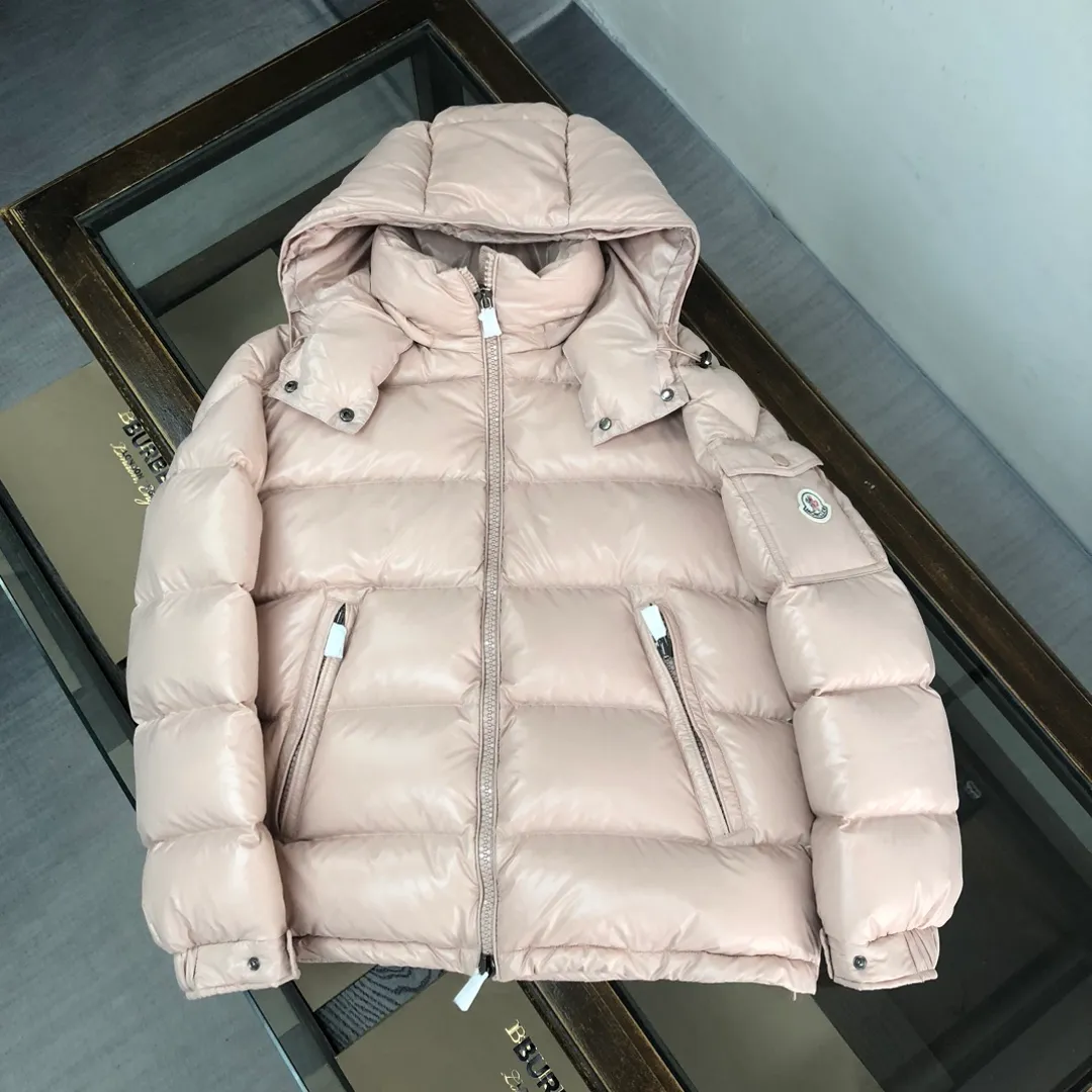 P740 (Higher version, pink for men and women) MONCLER Men's classic MAYA velvet and thickened upgraded version down jacket, all made of 95 velvet, 📢 The MON family must release a single product every year. Many celebrities have had the same style on the street. It has a slim fit, three-dimensional tailoring of shoulders, flap pockets on the sleeves and arms, and the free conversion of hood collar and stand-up collar. These characteristic elements have been retained, but this season's MAYA has obviously upgraded in color matching. Every color is outstanding in the classic color system. It is filled with 90 white duck down, which is as warm as ever. Color and size: classic black (black bottom) Gray bottom 1-6) Pink (0-3) White (1-5) Gray (1-5) Avocado green (1-5) Midnight blue (1-6) Olive green (1-6)