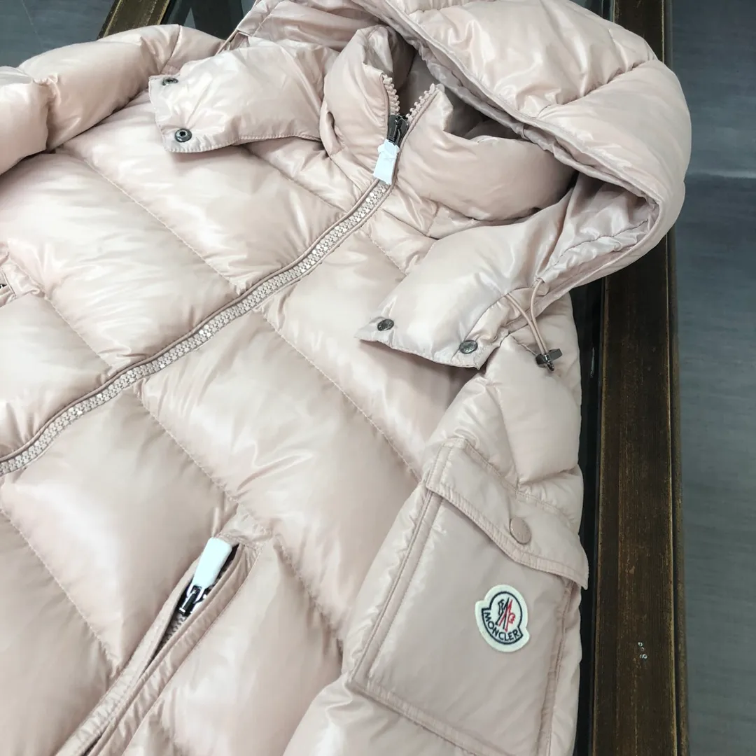 P740 (Higher version, pink for men and women) MONCLER Men's classic MAYA velvet and thickened upgraded version down jacket, all made of 95 velvet, 📢 The MON family must release a single product every year. Many celebrities have had the same style on the street. It has a slim fit, three-dimensional tailoring of shoulders, flap pockets on the sleeves and arms, and the free conversion of hood collar and stand-up collar. These characteristic elements have been retained, but this season's MAYA has obviously upgraded in color matching. Every color is outstanding in the classic color system. It is filled with 90 white duck down, which is as warm as ever. Color and size: classic black (black bottom) Gray bottom 1-6) Pink (0-3) White (1-5) Gray (1-5) Avocado green (1-5) Midnight blue (1-6) Olive green (1-6)