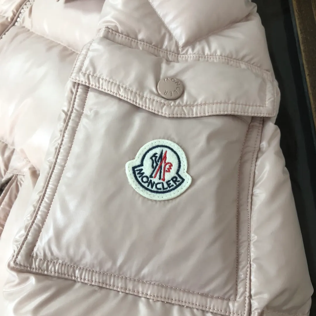 P740 (Higher version, pink for men and women) MONCLER Men's classic MAYA velvet and thickened upgraded version down jacket, all made of 95 velvet, 📢 The MON family must release a single product every year. Many celebrities have had the same style on the street. It has a slim fit, three-dimensional tailoring of shoulders, flap pockets on the sleeves and arms, and the free conversion of hood collar and stand-up collar. These characteristic elements have been retained, but this season's MAYA has obviously upgraded in color matching. Every color is outstanding in the classic color system. It is filled with 90 white duck down, which is as warm as ever. Color and size: classic black (black bottom) Gray bottom 1-6) Pink (0-3) White (1-5) Gray (1-5) Avocado green (1-5) Midnight blue (1-6) Olive green (1-6)