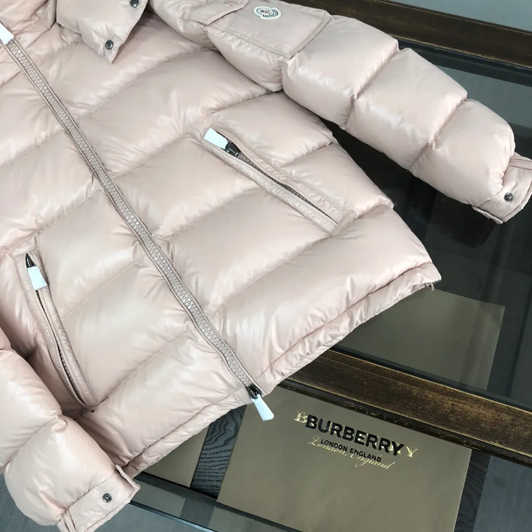 P740 (Higher version, pink for men and women) MONCLER Men's classic MAYA velvet and thickened upgraded version down jacket, all made of 95 velvet, 📢 The MON family must release a single product every year. Many celebrities have had the same style on the street. It has a slim fit, three-dimensional tailoring of shoulders, flap pockets on the sleeves and arms, and the free conversion of hood collar and stand-up collar. These characteristic elements have been retained, but this season's MAYA has obviously upgraded in color matching. Every color is outstanding in the classic color system. It is filled with 90 white duck down, which is as warm as ever. Color and size: classic black (black bottom) Gray bottom 1-6) Pink (0-3) White (1-5) Gray (1-5) Avocado green (1-5) Midnight blue (1-6) Olive green (1-6)