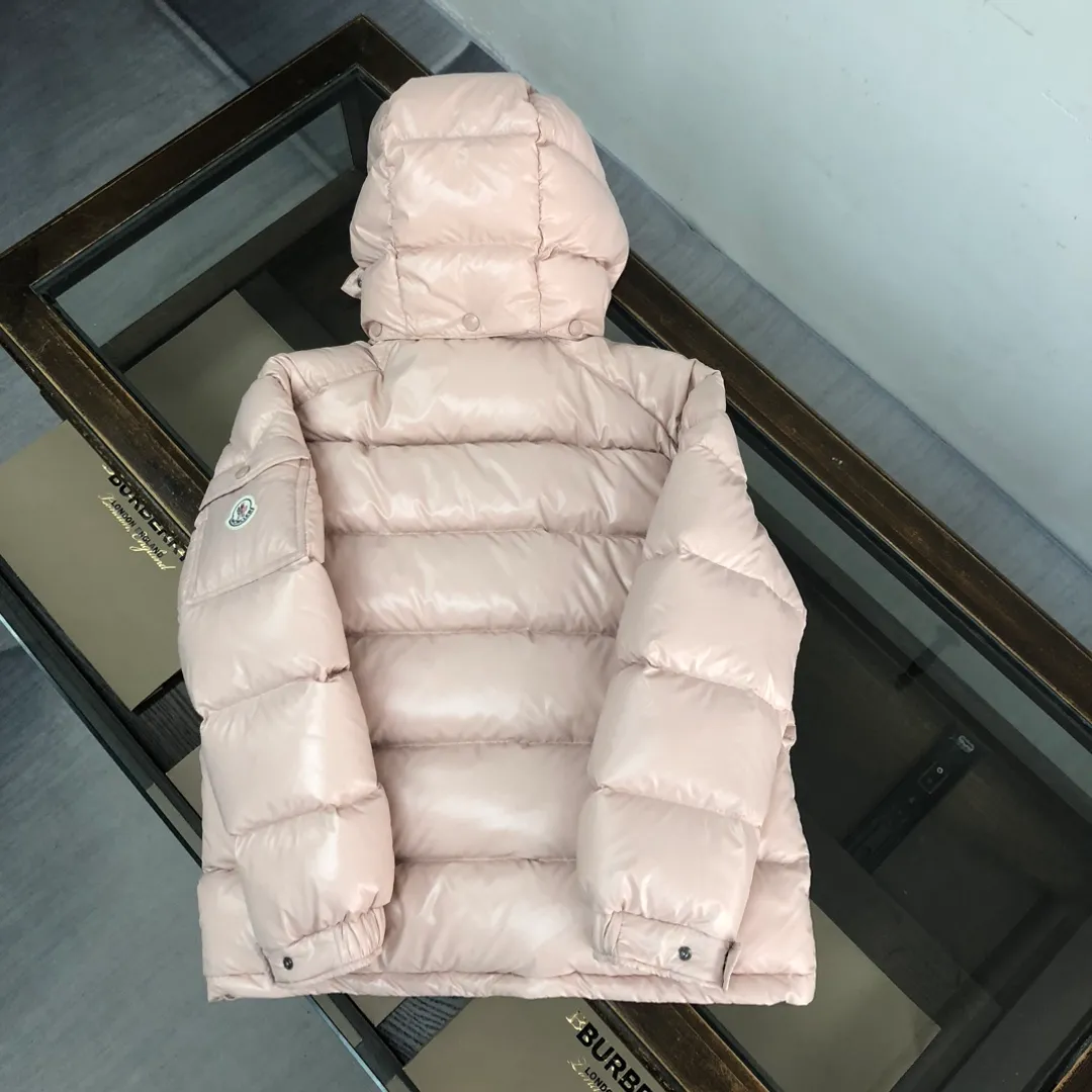 P740 (Higher version, pink for men and women) MONCLER Men's classic MAYA velvet and thickened upgraded version down jacket, all made of 95 velvet, 📢 The MON family must release a single product every year. Many celebrities have had the same style on the street. It has a slim fit, three-dimensional tailoring of shoulders, flap pockets on the sleeves and arms, and the free conversion of hood collar and stand-up collar. These characteristic elements have been retained, but this season's MAYA has obviously upgraded in color matching. Every color is outstanding in the classic color system. It is filled with 90 white duck down, which is as warm as ever. Color and size: classic black (black bottom) Gray bottom 1-6) Pink (0-3) White (1-5) Gray (1-5) Avocado green (1-5) Midnight blue (1-6) Olive green (1-6)