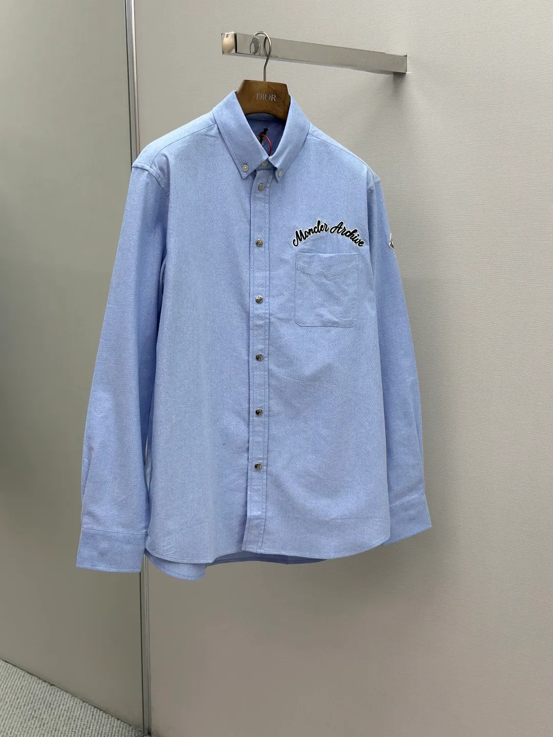 P420 Moncler logo embroidered Oxford cotton shirt. Custom-dyed moire pure cotton Oxford fabric. Soft and delicate like clouds. Use foggy gray tones of light blue as the pen to write the elegant color philosophy of the mountains on the pure cotton fabric. Taken from nature, higher than natural tonal design. The Moncler Archive embroidery embellishment on the chest. The seemingly casual handwriting embroidery is actually Moncler's attitude towards the brand. Find a balance between relaxation and stiffness. Every step is like interpreting the dance of the human body and clothing. Process 1: Adopting imported machine embroidery technology, using advanced computer control systems and precision mechanical components to achieve Moncler embroidery operations with high precision and smooth and delicate lines. Process 2: The fabrics are sand washed and have a better hand feel. Not easy to deform, not easy to shrink, not easy to fade, and maintain long-term beauty. Accessories: Customized Moncler snap buttons Customized Moncler buttons Customized Moncler trademark Version: Loose version Size: S M L XL