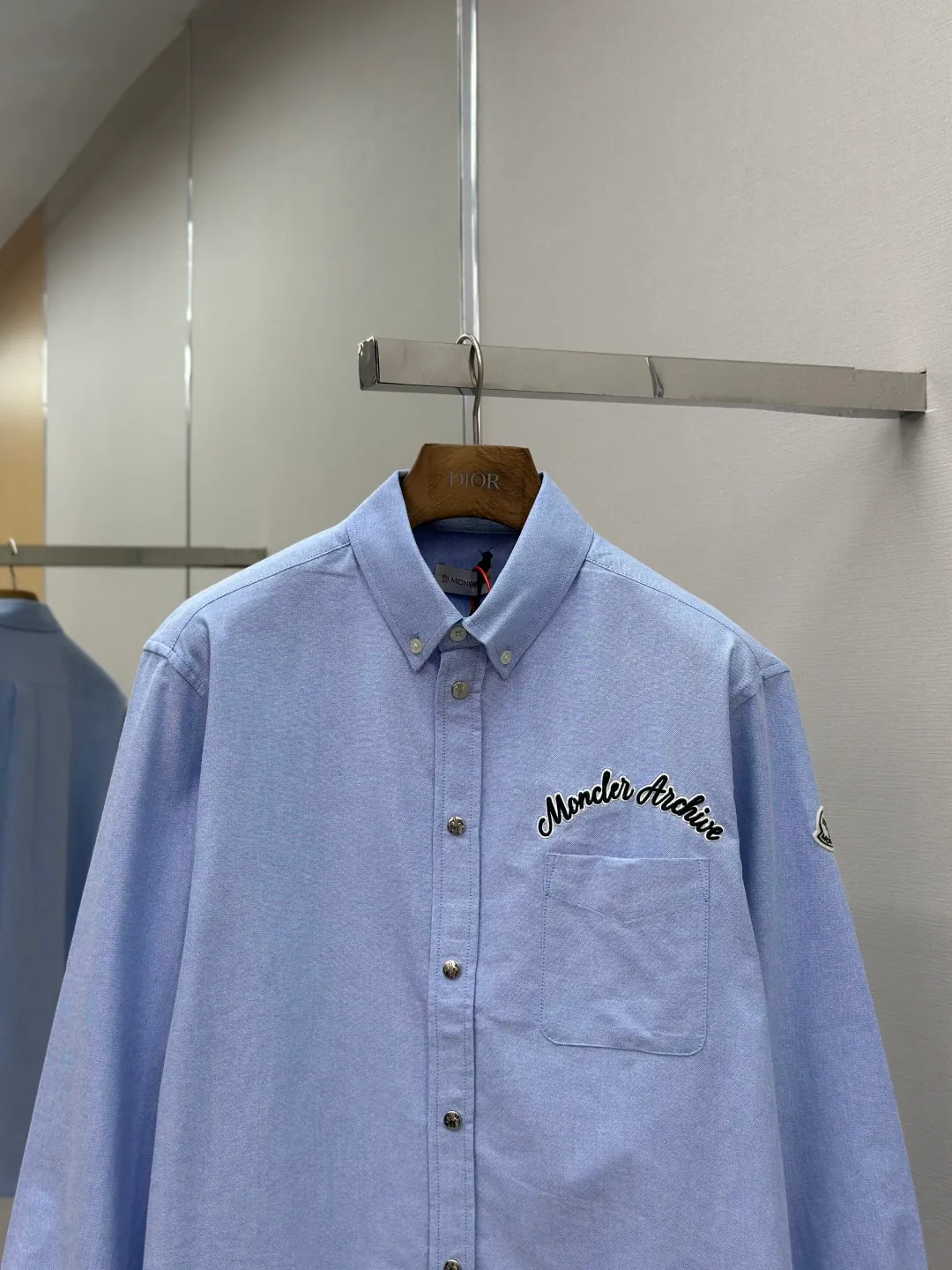 P420 Moncler logo embroidered Oxford cotton shirt. Custom-dyed moire pure cotton Oxford fabric. Soft and delicate like clouds. Use foggy gray tones of light blue as the pen to write the elegant color philosophy of the mountains on the pure cotton fabric. Taken from nature, higher than natural tonal design. The Moncler Archive embroidery embellishment on the chest. The seemingly casual handwriting embroidery is actually Moncler's attitude towards the brand. Find a balance between relaxation and stiffness. Every step is like interpreting the dance of the human body and clothing. Process 1: Adopting imported machine embroidery technology, using advanced computer control systems and precision mechanical components to achieve Moncler embroidery operations with high precision and smooth and delicate lines. Process 2: The fabrics are sand washed and have a better hand feel. Not easy to deform, not easy to shrink, not easy to fade, and maintain long-term beauty. Accessories: Customized Moncler snap buttons Customized Moncler buttons Customized Moncler trademark Version: Loose version Size: S M L XL