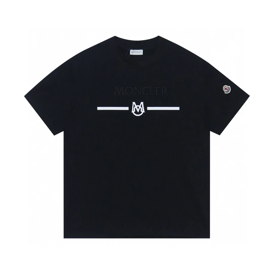 P136 Style No.: 845 〈MONCLER〉The price of the MONCLER is actually quite advantageous. Those who have been to the counters should know that the price of the MONCLER is not much cheaper than Gucci Burberry. It is just relatively low-key and unwilling to hype. It is a picture that you want to buy or not. It has an arrogant existence... Exclusively customized 270g 32-count double yarn smooth cotton. The texture is very soft and comfortable. 100% top-grade fabric that is different from the market (does not shrink, deform, or pill). Matched with 320g 1*1 thread (fabric threads are dyed in the same vat, no color difference, threads are not easy to deform) Color: Black White Size: S-XL