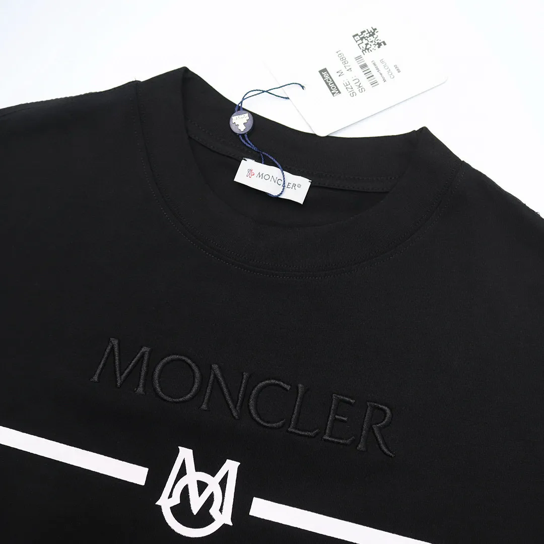 P136 Style No.: 845 〈MONCLER〉The price of the MONCLER is actually quite advantageous. Those who have been to the counters should know that the price of the MONCLER is not much cheaper than Gucci Burberry. It is just relatively low-key and unwilling to hype. It is a picture that you want to buy or not. It has an arrogant existence... Exclusively customized 270g 32-count double yarn smooth cotton. The texture is very soft and comfortable. 100% top-grade fabric that is different from the market (does not shrink, deform, or pill). Matched with 320g 1*1 thread (fabric threads are dyed in the same vat, no color difference, threads are not easy to deform) Color: Black White Size: S-XL
