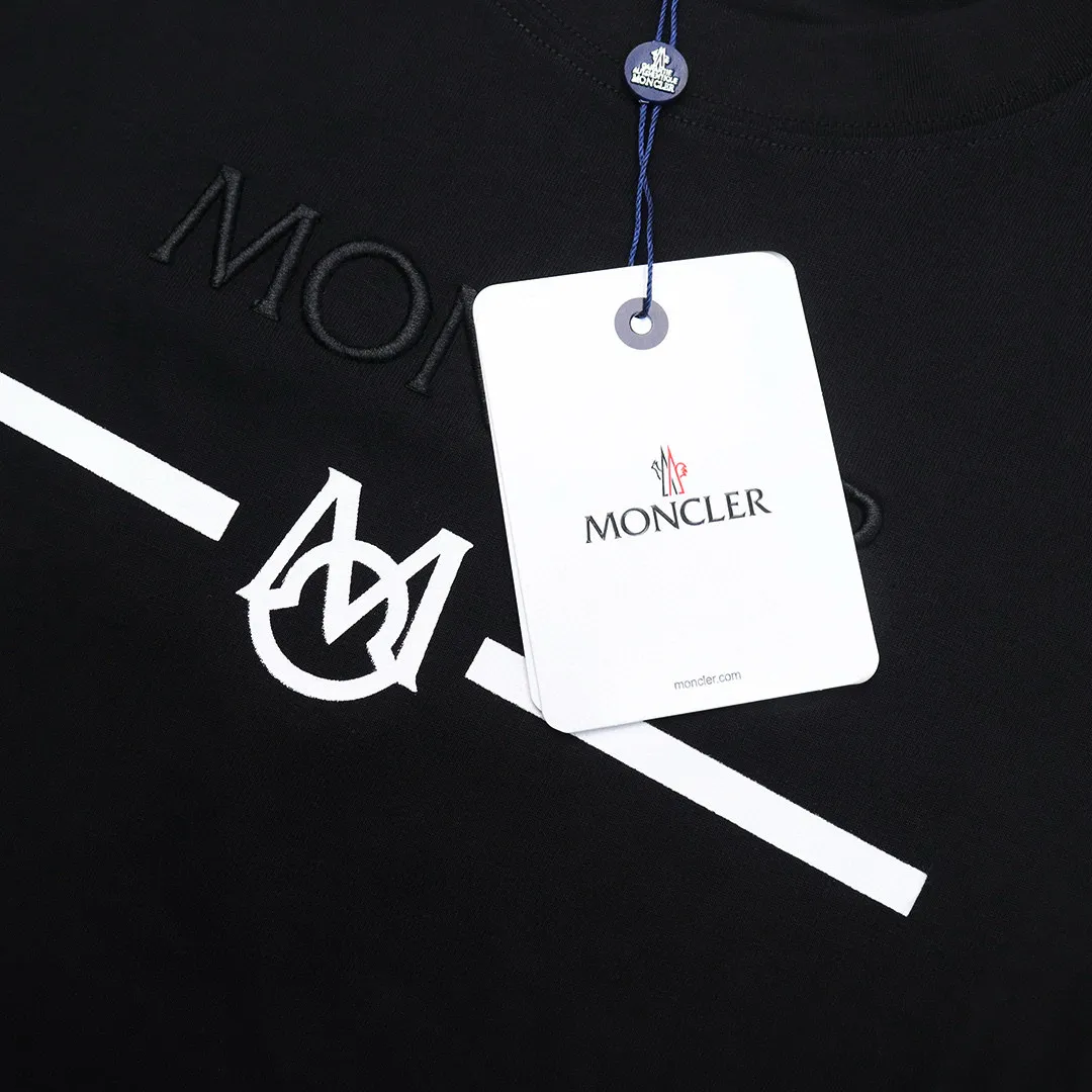 P136 Style No.: 845 〈MONCLER〉The price of the MONCLER is actually quite advantageous. Those who have been to the counters should know that the price of the MONCLER is not much cheaper than Gucci Burberry. It is just relatively low-key and unwilling to hype. It is a picture that you want to buy or not. It has an arrogant existence... Exclusively customized 270g 32-count double yarn smooth cotton. The texture is very soft and comfortable. 100% top-grade fabric that is different from the market (does not shrink, deform, or pill). Matched with 320g 1*1 thread (fabric threads are dyed in the same vat, no color difference, threads are not easy to deform) Color: Black White Size: S-XL