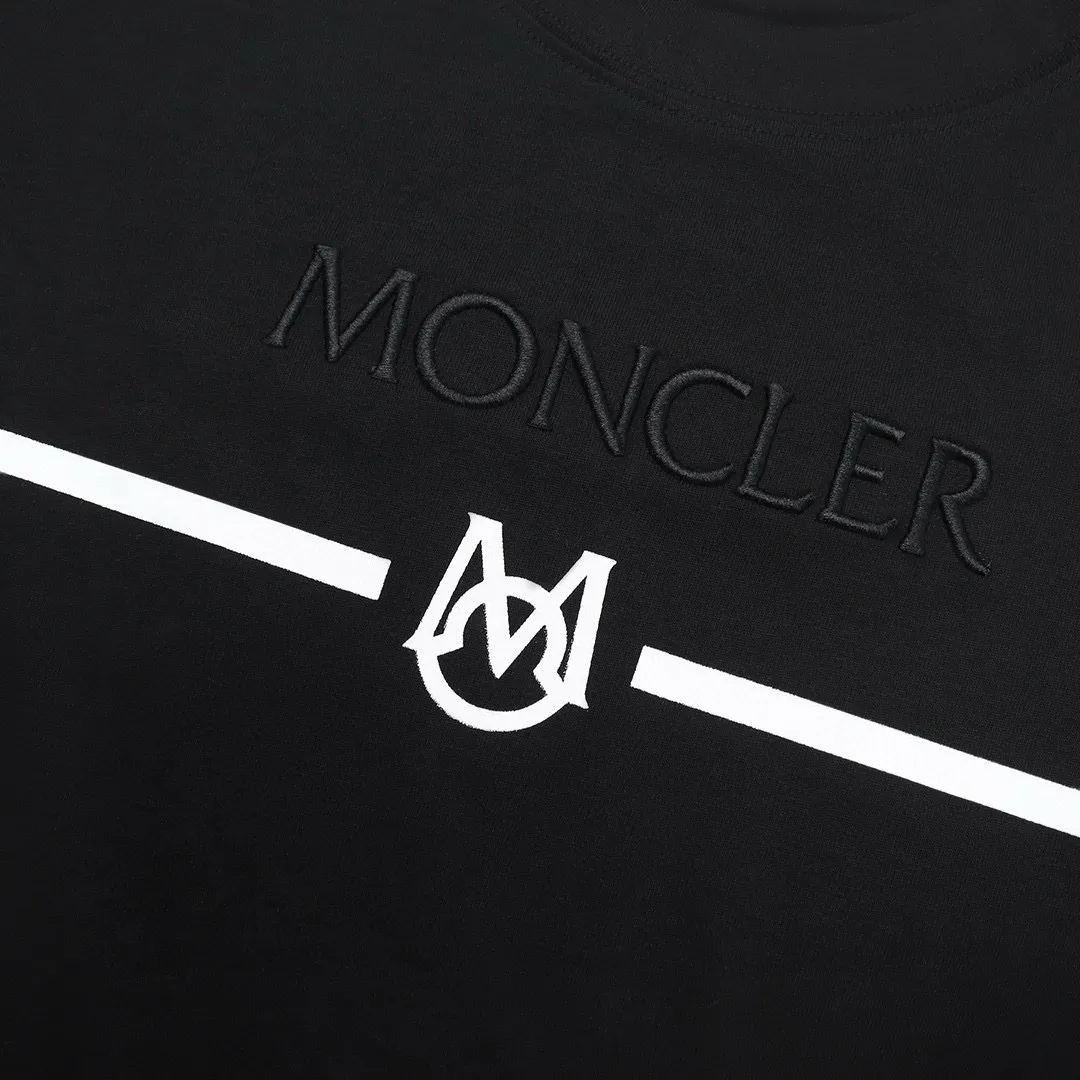 P136 Style No.: 845 〈MONCLER〉The price of the MONCLER is actually quite advantageous. Those who have been to the counters should know that the price of the MONCLER is not much cheaper than Gucci Burberry. It is just relatively low-key and unwilling to hype. It is a picture that you want to buy or not. It has an arrogant existence... Exclusively customized 270g 32-count double yarn smooth cotton. The texture is very soft and comfortable. 100% top-grade fabric that is different from the market (does not shrink, deform, or pill). Matched with 320g 1*1 thread (fabric threads are dyed in the same vat, no color difference, threads are not easy to deform) Color: Black White Size: S-XL