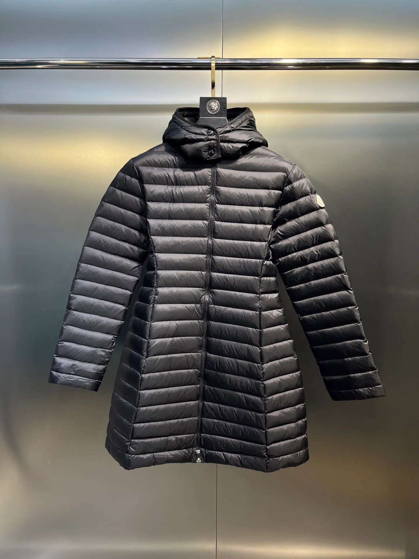 P1060 moncler premium down jacket 🌟 The latest style of waisted hooded lightweight long down jacket in autumn and winter 🖤Customized and developed hardware accessories, all details are fully processed. The waist is perfectly shaped and the upper body effect is great. A must-have for goddesses. Versatility, fashionable and handsome. National standard 90 white goose down filling. Memory silk fabric texture is upright and stylish. Warmth resists bloat. Three complete standards. Size: 01234