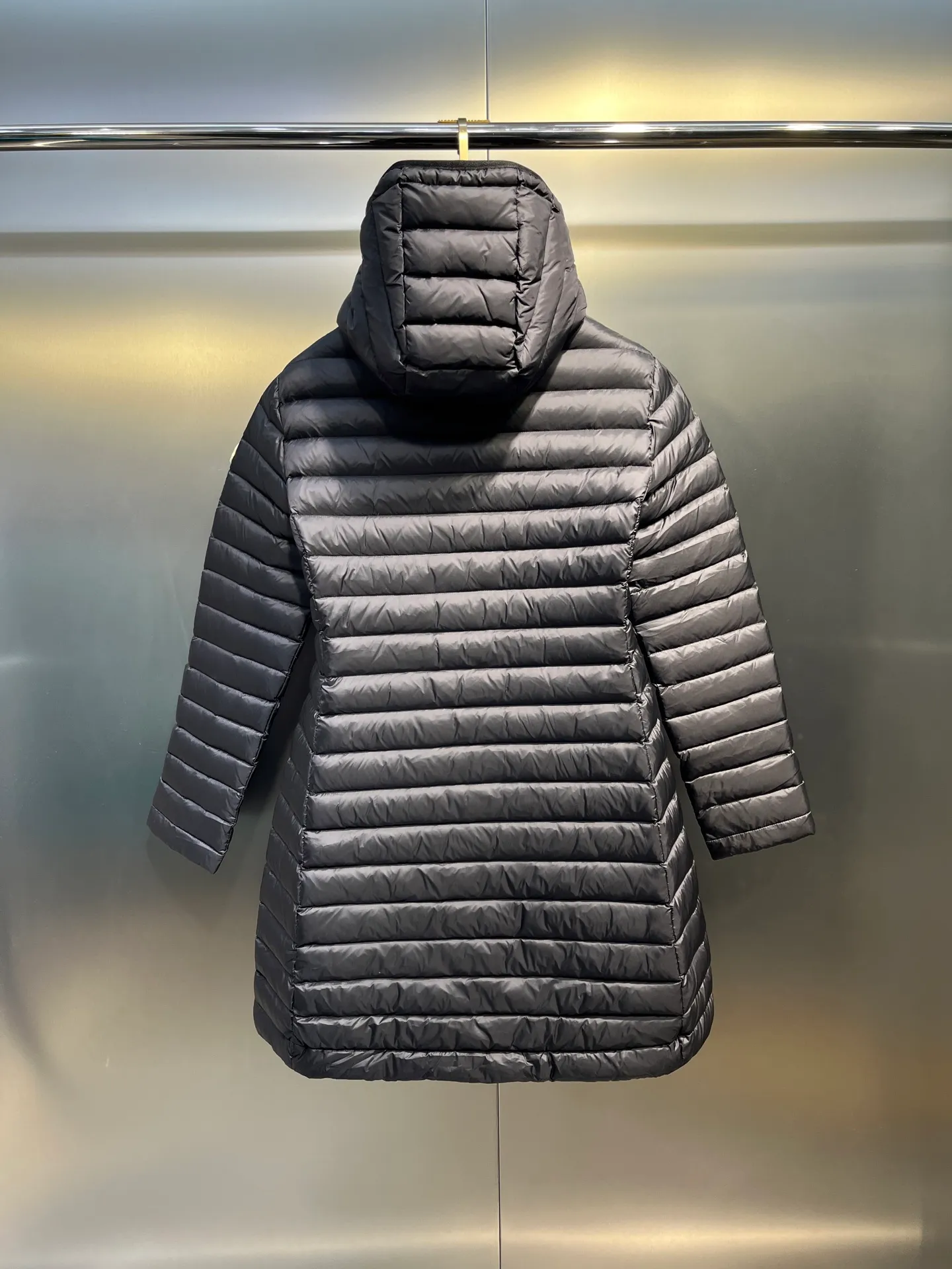 P1060 moncler premium down jacket 🌟 The latest style of waisted hooded lightweight long down jacket in autumn and winter 🖤Customized and developed hardware accessories, all details are fully processed. The waist is perfectly shaped and the upper body effect is great. A must-have for goddesses. Versatility, fashionable and handsome. National standard 90 white goose down filling. Memory silk fabric texture is upright and stylish. Warmth resists bloat. Three complete standards. Size: 01234
