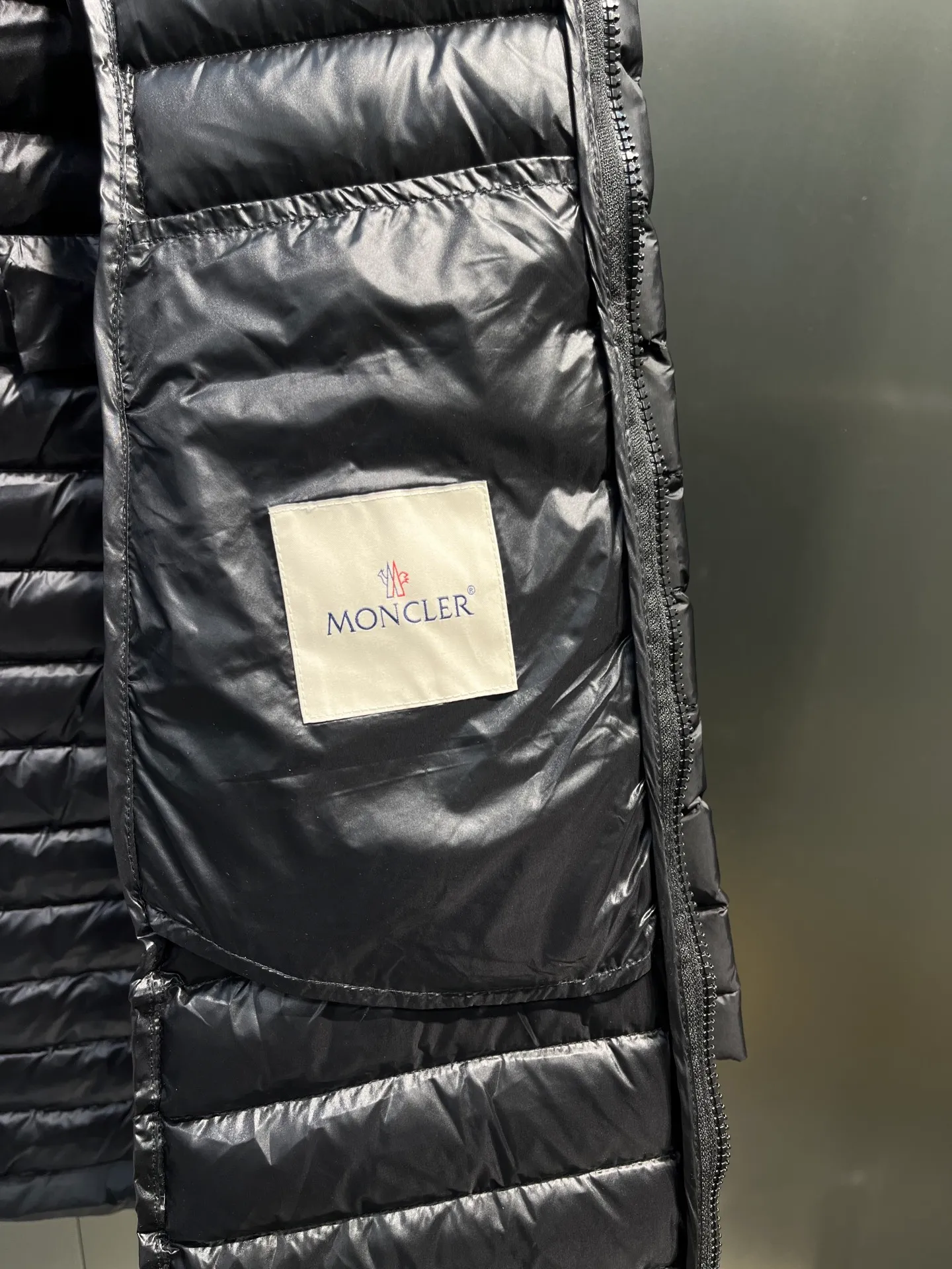P1060 moncler premium down jacket 🌟 The latest style of waisted hooded lightweight long down jacket in autumn and winter 🖤Customized and developed hardware accessories, all details are fully processed. The waist is perfectly shaped and the upper body effect is great. A must-have for goddesses. Versatility, fashionable and handsome. National standard 90 white goose down filling. Memory silk fabric texture is upright and stylish. Warmth resists bloat. Three complete standards. Size: 01234