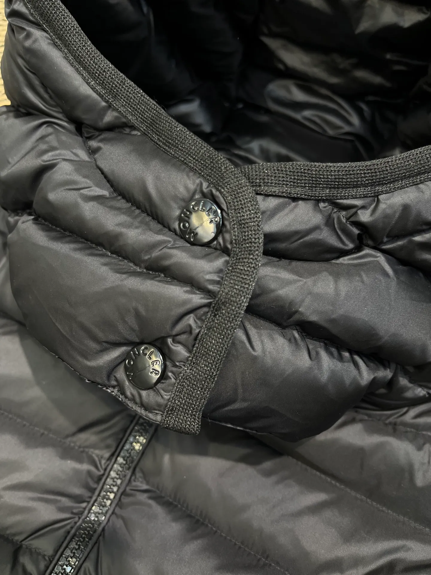 P1060 moncler premium down jacket 🌟 The latest style of waisted hooded lightweight long down jacket in autumn and winter 🖤Customized and developed hardware accessories, all details are fully processed. The waist is perfectly shaped and the upper body effect is great. A must-have for goddesses. Versatility, fashionable and handsome. National standard 90 white goose down filling. Memory silk fabric texture is upright and stylish. Warmth resists bloat. Three complete standards. Size: 01234