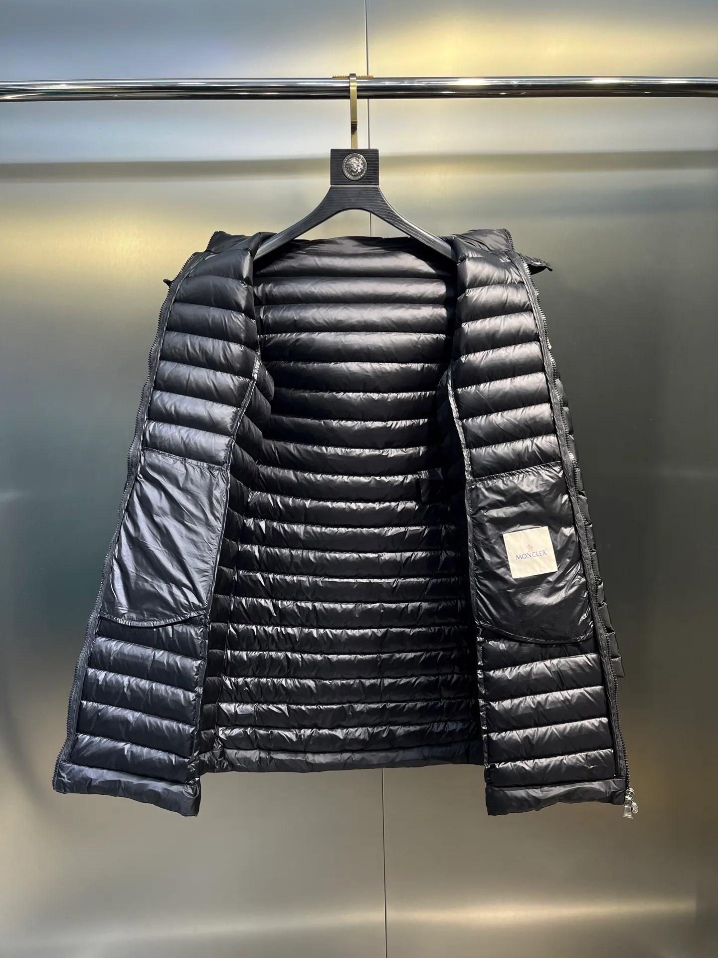 P1060 moncler premium down jacket 🌟 The latest style of waisted hooded lightweight long down jacket in autumn and winter 🖤Customized and developed hardware accessories, all details are fully processed. The waist is perfectly shaped and the upper body effect is great. A must-have for goddesses. Versatility, fashionable and handsome. National standard 90 white goose down filling. Memory silk fabric texture is upright and stylish. Warmth resists bloat. Three complete standards. Size: 01234