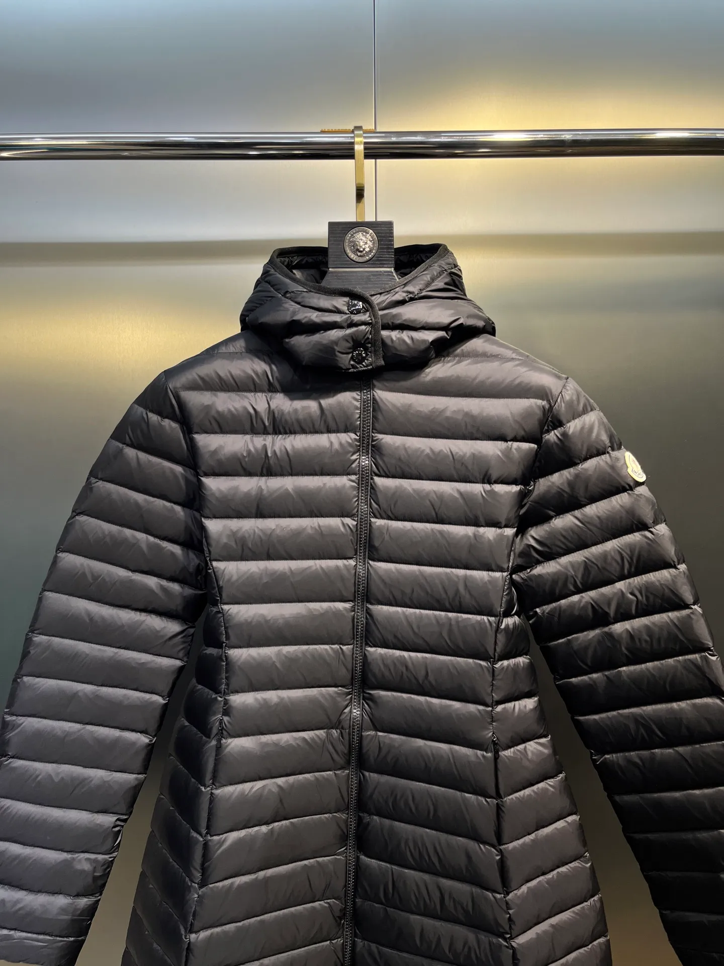 P1060 moncler premium down jacket 🌟 The latest style of waisted hooded lightweight long down jacket in autumn and winter 🖤Customized and developed hardware accessories, all details are fully processed. The waist is perfectly shaped and the upper body effect is great. A must-have for goddesses. Versatility, fashionable and handsome. National standard 90 white goose down filling. Memory silk fabric texture is upright and stylish. Warmth resists bloat. Three complete standards. Size: 01234