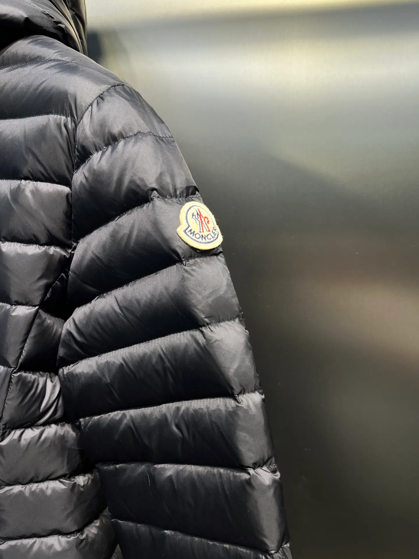 P1060 moncler premium down jacket 🌟 The latest style of waisted hooded lightweight long down jacket in autumn and winter 🖤Customized and developed hardware accessories, all details are fully processed. The waist is perfectly shaped and the upper body effect is great. A must-have for goddesses. Versatility, fashionable and handsome. National standard 90 white goose down filling. Memory silk fabric texture is upright and stylish. Warmth resists bloat. Three complete standards. Size: 01234
