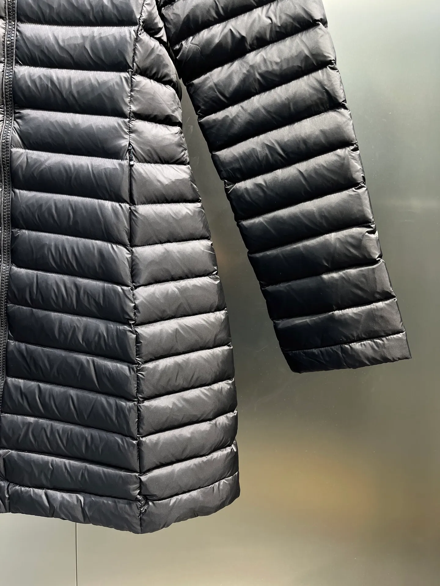 P1060 moncler premium down jacket 🌟 The latest style of waisted hooded lightweight long down jacket in autumn and winter 🖤Customized and developed hardware accessories, all details are fully processed. The waist is perfectly shaped and the upper body effect is great. A must-have for goddesses. Versatility, fashionable and handsome. National standard 90 white goose down filling. Memory silk fabric texture is upright and stylish. Warmth resists bloat. Three complete standards. Size: 01234