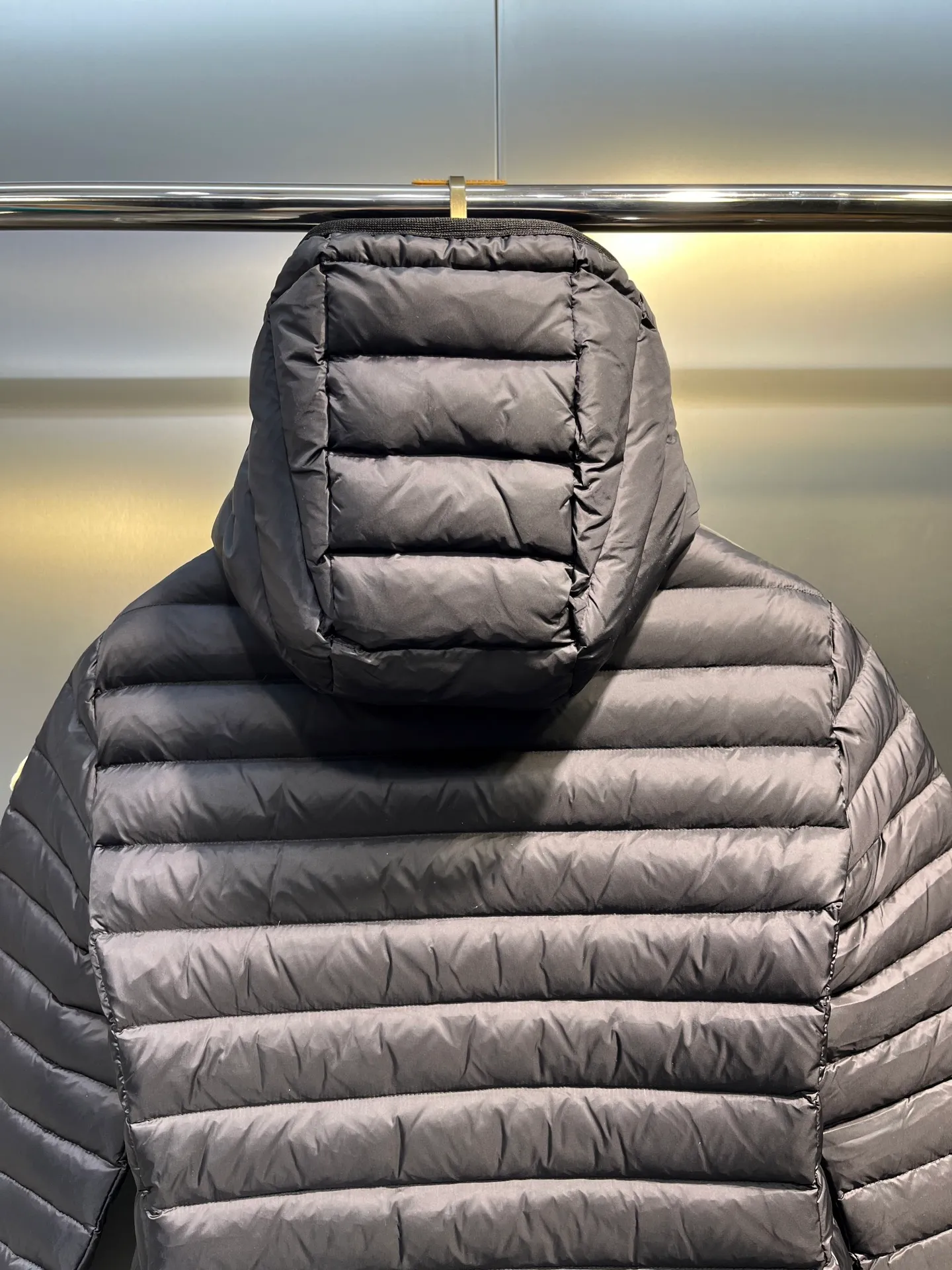 P1060 moncler premium down jacket 🌟 The latest style of waisted hooded lightweight long down jacket in autumn and winter 🖤Customized and developed hardware accessories, all details are fully processed. The waist is perfectly shaped and the upper body effect is great. A must-have for goddesses. Versatility, fashionable and handsome. National standard 90 white goose down filling. Memory silk fabric texture is upright and stylish. Warmth resists bloat. Three complete standards. Size: 01234