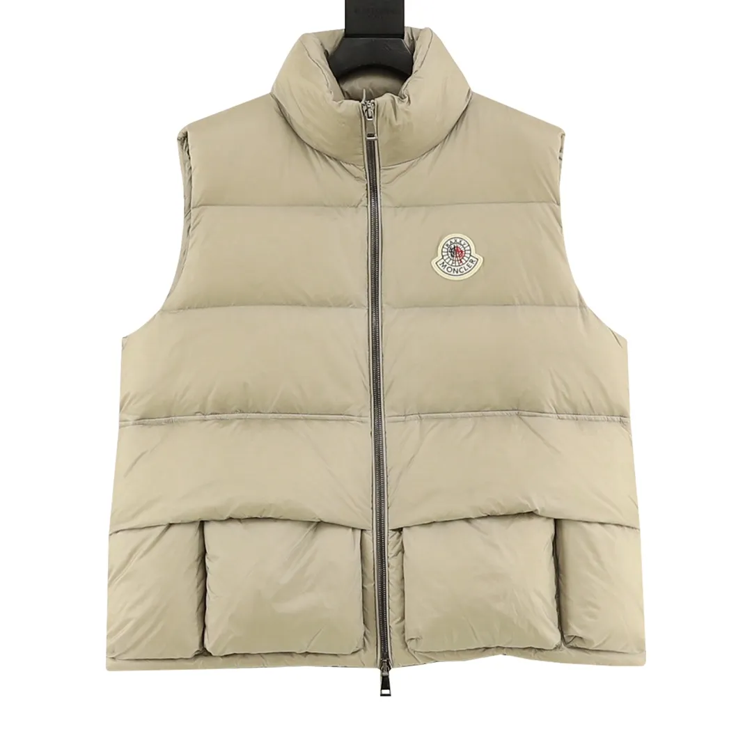 P940 Moncler Lipsi down vest Contrast color splicing design. Super full filling. Original purchase and development, distinguishing low-end versions from all the pictures and prints on the Internet. Lipsi men's down vest is made of bright nylon laqué fabric, suitable for wearing in different seasons, bringing warmth and care.  The Lipsi short down vest embodies Moncler's classic design and is a must-have item for your wardrobe from season to season. Crafted from lightweight, functional nylon laqué fabric, it has a contrast lining for a vibrant feel. Details •Made from lightweight nylon laqué fabric •Lightweight nylon laqué lining •Down filled •Stand collar •Zip closure •Zip pockets •Chenille logo patch Black/Ivory 𝐒𝐢𝐳𝐞:𝟏-𝟓