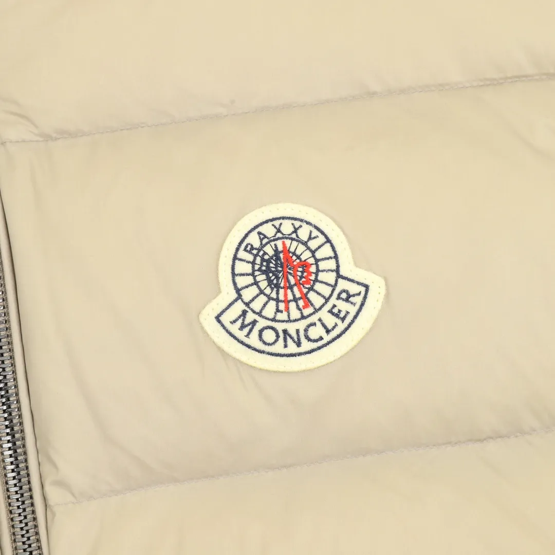 P940 Moncler Lipsi down vest Contrast color splicing design. Super full filling. Original purchase and development, distinguishing low-end versions from all the pictures and prints on the Internet. Lipsi men's down vest is made of bright nylon laqué fabric, suitable for wearing in different seasons, bringing warmth and care.  The Lipsi short down vest embodies Moncler's classic design and is a must-have item for your wardrobe from season to season. Crafted from lightweight, functional nylon laqué fabric, it has a contrast lining for a vibrant feel. Details •Made from lightweight nylon laqué fabric •Lightweight nylon laqué lining •Down filled •Stand collar •Zip closure •Zip pockets •Chenille logo patch Black/Ivory 𝐒𝐢𝐳𝐞:𝟏-𝟓