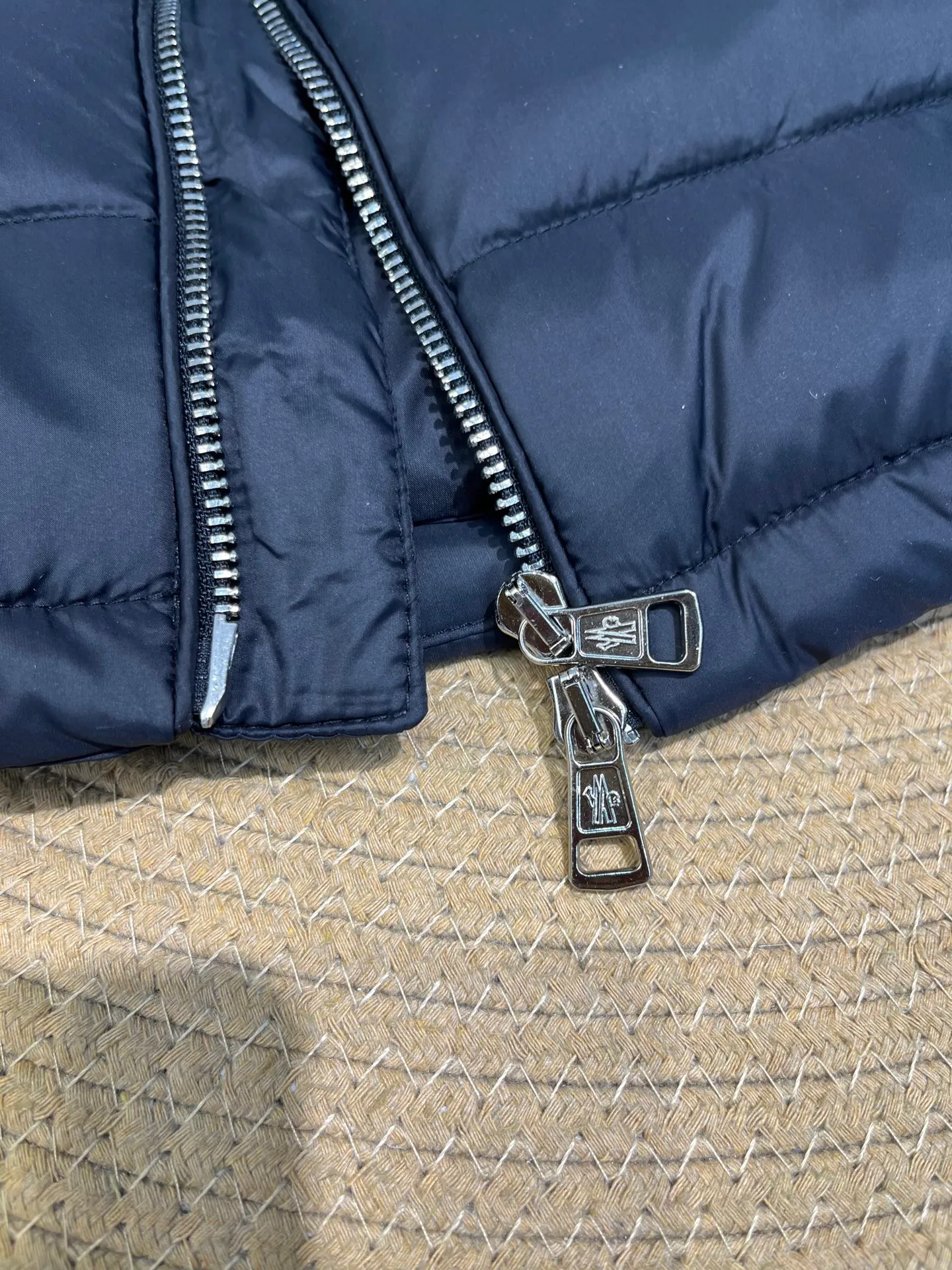 P780 moncler🌟 Fashion 2024 Down Jacket Alfit Lightweight Down Jacket French and Italian high-quality products sell quickly, so it’s better to be first. Material: Polyester; Placket: Zipper; Product Description: Pull-out hood, zipper closure, zippered pockets, adjustable cuffs. Focus on classic new products in luxury fashion size: 123456