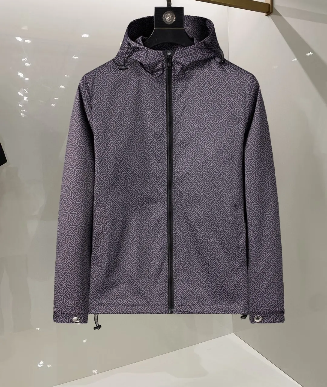 P360 🌸🌸🌸 🌸Moncler's latest 25-year-old men's jacket. The color combination has a classic charm without losing youthful vitality. It reshapes a new design style and shows a bold and confident brand design concept.  Imported fabrics, sleeves and pockets are paired with exclusive brand designs, reflecting the minimalist pursuit of quality and design. Low-key luxury fully embodies the brand image and status! The brand LOGO icon design is simple and recognizable, with a delicate and comfortable touch, excellent details, exquisite and elegant everywhere, fashionable design, a capable and stylish upper body, and full of aura! The all-over pattern and simple aesthetics are brought to the extreme, and it is a jacket that can be mixed and matched. There is no doubt that it is a must-have product for men. It is extremely practical and the color is easy to match.  Color: Picture color. Sizes: M, L, xL, xxL, xxxL
