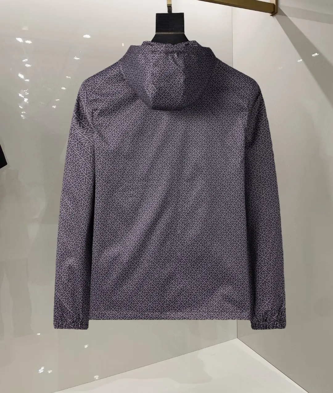 P360 🌸🌸🌸 🌸Moncler's latest 25-year-old men's jacket. The color combination has a classic charm without losing youthful vitality. It reshapes a new design style and shows a bold and confident brand design concept.  Imported fabrics, sleeves and pockets are paired with exclusive brand designs, reflecting the minimalist pursuit of quality and design. Low-key luxury fully embodies the brand image and status! The brand LOGO icon design is simple and recognizable, with a delicate and comfortable touch, excellent details, exquisite and elegant everywhere, fashionable design, a capable and stylish upper body, and full of aura! The all-over pattern and simple aesthetics are brought to the extreme, and it is a jacket that can be mixed and matched. There is no doubt that it is a must-have product for men. It is extremely practical and the color is easy to match.  Color: Picture color. Sizes: M, L, xL, xxL, xxxL