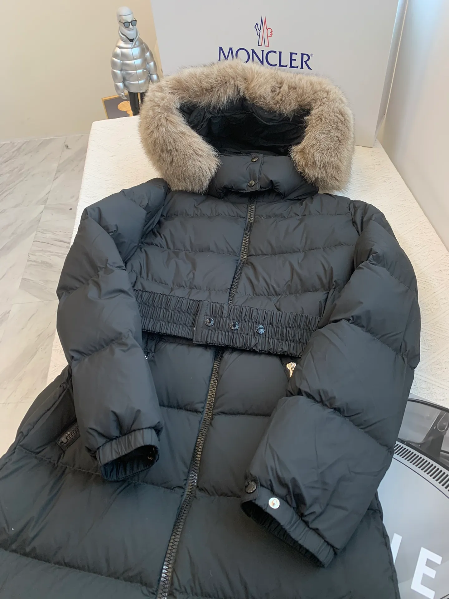 P1140 This is the perfect version of the Meng Mou down jacket!!! It gives you enough warmth from head to toe. The most annoying thing is that it is also slim fit. It also uses Meng Mou’s classic glossy material. All this will definitely create a new generation of Meng Mou’s hot style!!! Please remember its name Fudson... Such hot styles will be made all over the world. What we can do is to give you authentic counter products... no matter from the filling degree of the down, the matte finish of the fabric, the glossiness of the fox fur, the fineness of the hardware. All support your unconditional comparison... ⚠️Thank you🙏 Mengkou's constantly upgraded anti-counterfeiting technology makes authentic down jackets stand out in minutes...NFC anti-counterfeiting technology. If you have an Android phone with NFC function, hurry up and experience the latest anti-counterfeiting technology after receiving the goods... ⚠️Silver Fox Fur Collar Every silver fox fur collar is imported from Finland and is unique. Many people say that the feel is different. That's because every fox is different. Just like the fur of each of us is different, it is a truth. If it is all the same softness, it is artificial processing... ⚠️Goose down filling 95 European standard goose down filling, real top goose down, the softness and warmth are unparalleled. The whole dress is 100% goose down filling. When you touch it with your hands, you can feel it without any impurities and softness. This is the most intuitive feeling... ⚠️ Comes standard with a dust bag, perfect for gift giving and self-wearing, the latest moncler HUDSON Silver Fox Extra Long Down Jacket If you like it, don't miss it.... This is the perfect version of a muffler down jacket!!!! It gives you enough warmth from head to toe. The most annoying thing is that it is also slim. It also uses the classic glossy material of the muffler. All this will definitely create a new generation of muzzle hits!!! Please remember its name. Hudson... Such hot styles will be made all over the world. What we can do is to give you the authentic products from the counter... No matter from the filling degree of the down or the color of the fabric The glossiness of the fox fur and the fineness of the hardware all support your unconditional comparison... ⚠️Thank you🙏 Mengkou's constantly upgraded anti-counterfeiting technology makes authentic down jackets stand out in minutes...NFC anti-counterfeiting technology. If you have an Android phone with NFC function, hurry up and experience it after receiving the goods. The latest anti-counterfeiting technology... ⚠️Silver Fox Fur Collar Each silver fox fur collar is imported from Finland and is unique. Many people say that the feel is different. Dear, that's because every fox is different, just like the fur of each of us is different. If the softness is all the same, it is artificially processed... ⚠️Goose down filling 95 European standard goose down filling. Real top goose down. The softness and warmth are unparalleled. The whole dress is 100% goose down filling. When you receive the goods, you can touch it with your hands and feel it. There is no impurity and softness. This is the most intuitive feeling... ⚠️ Comes standard with a dustproof bag. It’s perfect for giving as a gift and wearing for yourself. The latest moncler FUDSON silver fox extra long down jacket. If you like it, don’t miss it....