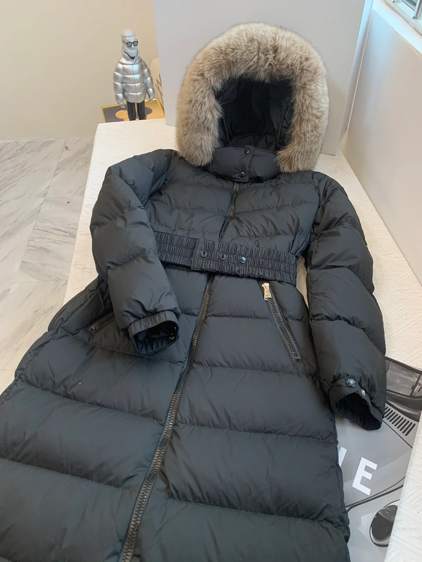 P1140 This is the perfect version of the Meng Mou down jacket!!! It gives you enough warmth from head to toe. The most annoying thing is that it is also slim fit. It also uses Meng Mou’s classic glossy material. All this will definitely create a new generation of Meng Mou’s hot style!!! Please remember its name Fudson... Such hot styles will be made all over the world. What we can do is to give you authentic counter products... no matter from the filling degree of the down, the matte finish of the fabric, the glossiness of the fox fur, the fineness of the hardware. All support your unconditional comparison... ⚠️Thank you🙏 Mengkou's constantly upgraded anti-counterfeiting technology makes authentic down jackets stand out in minutes...NFC anti-counterfeiting technology. If you have an Android phone with NFC function, hurry up and experience the latest anti-counterfeiting technology after receiving the goods... ⚠️Silver Fox Fur Collar Every silver fox fur collar is imported from Finland and is unique. Many people say that the feel is different. That's because every fox is different. Just like the fur of each of us is different, it is a truth. If it is all the same softness, it is artificial processing... ⚠️Goose down filling 95 European standard goose down filling, real top goose down, the softness and warmth are unparalleled. The whole dress is 100% goose down filling. When you touch it with your hands, you can feel it without any impurities and softness. This is the most intuitive feeling... ⚠️ Comes standard with a dust bag, perfect for gift giving and self-wearing, the latest moncler HUDSON Silver Fox Extra Long Down Jacket If you like it, don't miss it.... This is the perfect version of a muffler down jacket!!!! It gives you enough warmth from head to toe. The most annoying thing is that it is also slim. It also uses the classic glossy material of the muffler. All this will definitely create a new generation of muzzle hits!!! Please remember its name. Hudson... Such hot styles will be made all over the world. What we can do is to give you the authentic products from the counter... No matter from the filling degree of the down or the color of the fabric The glossiness of the fox fur and the fineness of the hardware all support your unconditional comparison... ⚠️Thank you🙏 Mengkou's constantly upgraded anti-counterfeiting technology makes authentic down jackets stand out in minutes...NFC anti-counterfeiting technology. If you have an Android phone with NFC function, hurry up and experience it after receiving the goods. The latest anti-counterfeiting technology... ⚠️Silver Fox Fur Collar Each silver fox fur collar is imported from Finland and is unique. Many people say that the feel is different. Dear, that's because every fox is different, just like the fur of each of us is different. If the softness is all the same, it is artificially processed... ⚠️Goose down filling 95 European standard goose down filling. Real top goose down. The softness and warmth are unparalleled. The whole dress is 100% goose down filling. When you receive the goods, you can touch it with your hands and feel it. There is no impurity and softness. This is the most intuitive feeling... ⚠️ Comes standard with a dustproof bag. It’s perfect for giving as a gift and wearing for yourself. The latest moncler FUDSON silver fox extra long down jacket. If you like it, don’t miss it....