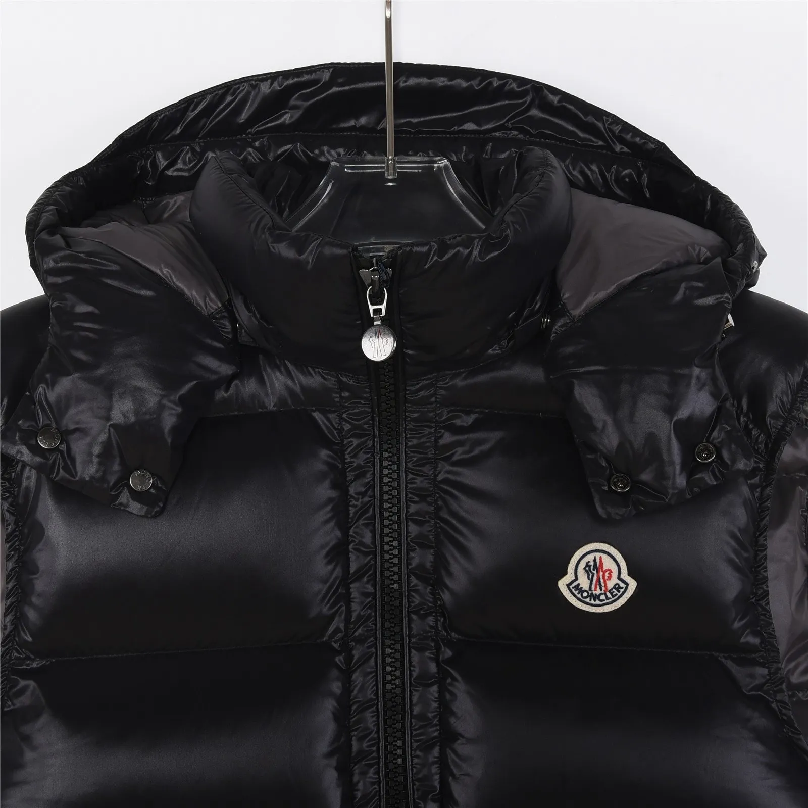 P420 Top real shot, differentiated currency] 𝗠𝗼𝗻𝗰𝗲𝗿/Mask Down Vest Style number: Hot model The Maya/Maya down vest, a collection of Moncler archives that has been awaited for a year, maya down vest is made of iconic shiny lacquered nylon, with high-performance details to provide warmth and protection. This Moncler classic piece is equipped with a detachable hood to enhance the protective performance of the overall design. •NFC chip anti-counterfeiting •Made of lacquered nylon •Painted nylon •Filled with down •Detachable hood •Zipper closure •Outer pocket with zipper closure •Elastic drawstring at the hem The detachable hood gives this down vest more matching options. Toray glossy outer material is provided by customers. 15D nylon fabric/lining is of the highest standard. The fabric feels smooth and has a very textured feel. The entire down jacket has four layers of fabric in total, and the two inner layers are made of the best 400D liner cloth and woolen! It is filled with imported European standard 90% white duck down, with high fluffiness, high gram weight and down content. The feel is excellent in all aspects. You can hardly feel the hair stalks, and you don’t have to worry about the velvet problem. It can effectively lock in and collect heat. You can feel its plump state by looking at the real photos. It is quite light on the upper body and does not feel bloated at all. Double zipper pockets on both sides, No. 5 resin zipper closure method; soft and not stuck; there is no problem in putting a mobile phone card holder! The resin zipper blocks the wind; it blocks the cold wind in the cold winter! Original durable accessories and hardware ~ all made to order! It shows the aura of big brands everywhere, highlights the high-end style and quality, is simple and elegant, and looks good no matter how you wear it. Mengkou has been focusing on production for 8 years. The perfect combination of every link ensures the smoothness of each piece of clothing. It is the Rolls-Royce of down jackets~ Color: Black Size: 1-2-3-4-5