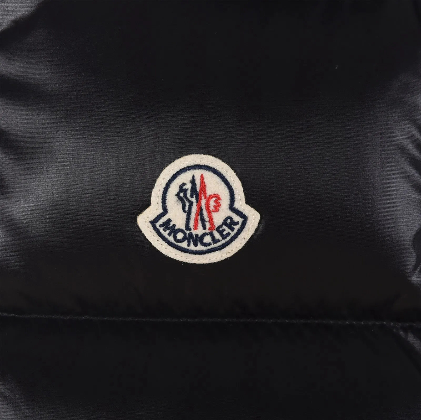 P420 Top real shot, differentiated currency] 𝗠𝗼𝗻𝗰𝗲𝗿/Mask Down Vest Style number: Hot model The Maya/Maya down vest, a collection of Moncler archives that has been awaited for a year, maya down vest is made of iconic shiny lacquered nylon, with high-performance details to provide warmth and protection. This Moncler classic piece is equipped with a detachable hood to enhance the protective performance of the overall design. •NFC chip anti-counterfeiting •Made of lacquered nylon •Painted nylon •Filled with down •Detachable hood •Zipper closure •Outer pocket with zipper closure •Elastic drawstring at the hem The detachable hood gives this down vest more matching options. Toray glossy outer material is provided by customers. 15D nylon fabric/lining is of the highest standard. The fabric feels smooth and has a very textured feel. The entire down jacket has four layers of fabric in total, and the two inner layers are made of the best 400D liner cloth and woolen! It is filled with imported European standard 90% white duck down, with high fluffiness, high gram weight and down content. The feel is excellent in all aspects. You can hardly feel the hair stalks, and you don’t have to worry about the velvet problem. It can effectively lock in and collect heat. You can feel its plump state by looking at the real photos. It is quite light on the upper body and does not feel bloated at all. Double zipper pockets on both sides, No. 5 resin zipper closure method; soft and not stuck; there is no problem in putting a mobile phone card holder! The resin zipper blocks the wind; it blocks the cold wind in the cold winter! Original durable accessories and hardware ~ all made to order! It shows the aura of big brands everywhere, highlights the high-end style and quality, is simple and elegant, and looks good no matter how you wear it. Mengkou has been focusing on production for 8 years. The perfect combination of every link ensures the smoothness of each piece of clothing. It is the Rolls-Royce of down jackets~ Color: Black Size: 1-2-3-4-5