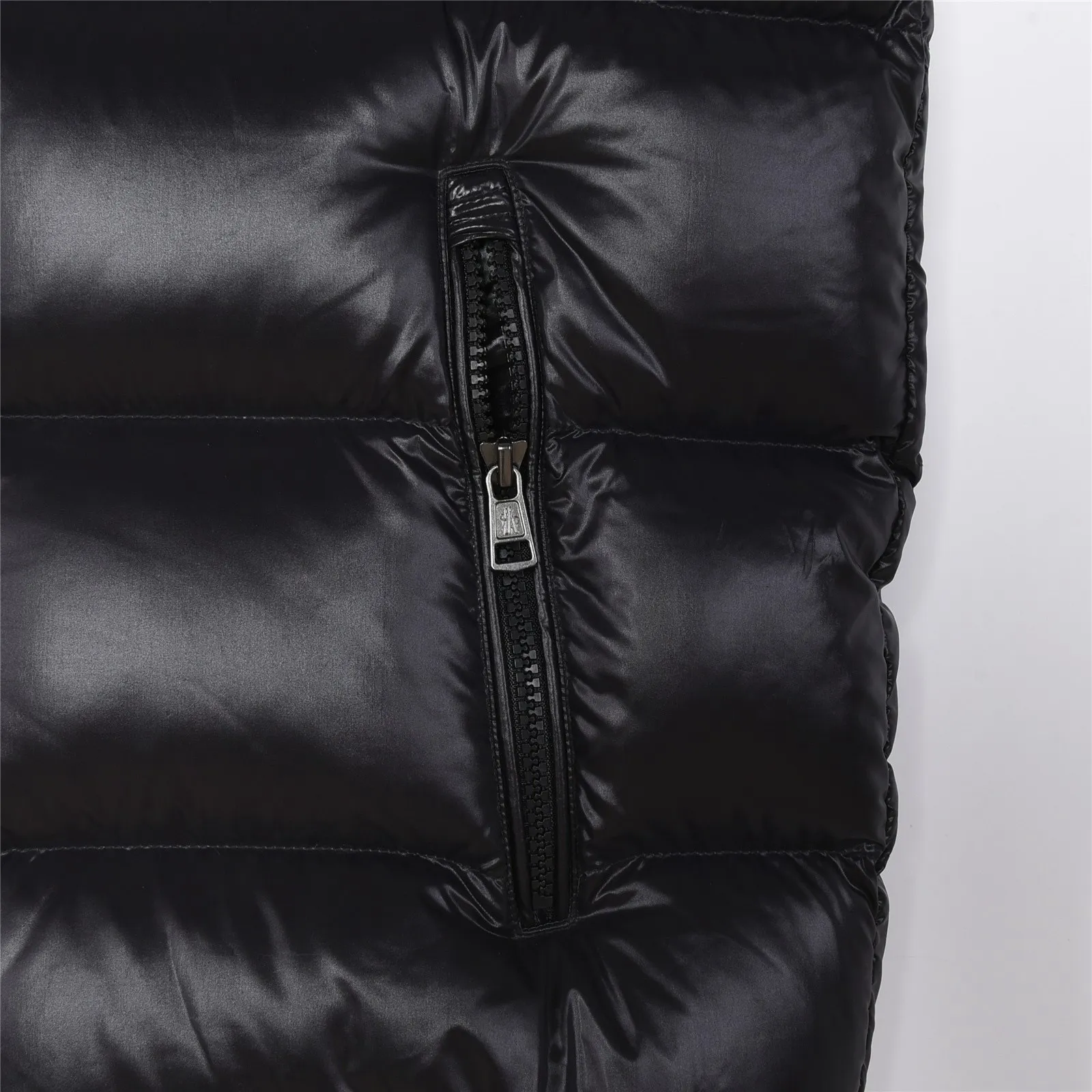 P420 Top real shot, differentiated currency] 𝗠𝗼𝗻𝗰𝗲𝗿/Mask Down Vest Style number: Hot model The Maya/Maya down vest, a collection of Moncler archives that has been awaited for a year, maya down vest is made of iconic shiny lacquered nylon, with high-performance details to provide warmth and protection. This Moncler classic piece is equipped with a detachable hood to enhance the protective performance of the overall design. •NFC chip anti-counterfeiting •Made of lacquered nylon •Painted nylon •Filled with down •Detachable hood •Zipper closure •Outer pocket with zipper closure •Elastic drawstring at the hem The detachable hood gives this down vest more matching options. Toray glossy outer material is provided by customers. 15D nylon fabric/lining is of the highest standard. The fabric feels smooth and has a very textured feel. The entire down jacket has four layers of fabric in total, and the two inner layers are made of the best 400D liner cloth and woolen! It is filled with imported European standard 90% white duck down, with high fluffiness, high gram weight and down content. The feel is excellent in all aspects. You can hardly feel the hair stalks, and you don’t have to worry about the velvet problem. It can effectively lock in and collect heat. You can feel its plump state by looking at the real photos. It is quite light on the upper body and does not feel bloated at all. Double zipper pockets on both sides, No. 5 resin zipper closure method; soft and not stuck; there is no problem in putting a mobile phone card holder! The resin zipper blocks the wind; it blocks the cold wind in the cold winter! Original durable accessories and hardware ~ all made to order! It shows the aura of big brands everywhere, highlights the high-end style and quality, is simple and elegant, and looks good no matter how you wear it. Mengkou has been focusing on production for 8 years. The perfect combination of every link ensures the smoothness of each piece of clothing. It is the Rolls-Royce of down jackets~ Color: Black Size: 1-2-3-4-5