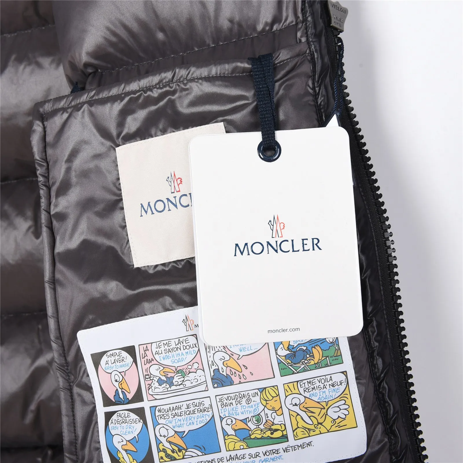 P420 Top real shot, differentiated currency] 𝗠𝗼𝗻𝗰𝗲𝗿/Mask Down Vest Style number: Hot model The Maya/Maya down vest, a collection of Moncler archives that has been awaited for a year, maya down vest is made of iconic shiny lacquered nylon, with high-performance details to provide warmth and protection. This Moncler classic piece is equipped with a detachable hood to enhance the protective performance of the overall design. •NFC chip anti-counterfeiting •Made of lacquered nylon •Painted nylon •Filled with down •Detachable hood •Zipper closure •Outer pocket with zipper closure •Elastic drawstring at the hem The detachable hood gives this down vest more matching options. Toray glossy outer material is provided by customers. 15D nylon fabric/lining is of the highest standard. The fabric feels smooth and has a very textured feel. The entire down jacket has four layers of fabric in total, and the two inner layers are made of the best 400D liner cloth and woolen! It is filled with imported European standard 90% white duck down, with high fluffiness, high gram weight and down content. The feel is excellent in all aspects. You can hardly feel the hair stalks, and you don’t have to worry about the velvet problem. It can effectively lock in and collect heat. You can feel its plump state by looking at the real photos. It is quite light on the upper body and does not feel bloated at all. Double zipper pockets on both sides, No. 5 resin zipper closure method; soft and not stuck; there is no problem in putting a mobile phone card holder! The resin zipper blocks the wind; it blocks the cold wind in the cold winter! Original durable accessories and hardware ~ all made to order! It shows the aura of big brands everywhere, highlights the high-end style and quality, is simple and elegant, and looks good no matter how you wear it. Mengkou has been focusing on production for 8 years. The perfect combination of every link ensures the smoothness of each piece of clothing. It is the Rolls-Royce of down jackets~ Color: Black Size: 1-2-3-4-5