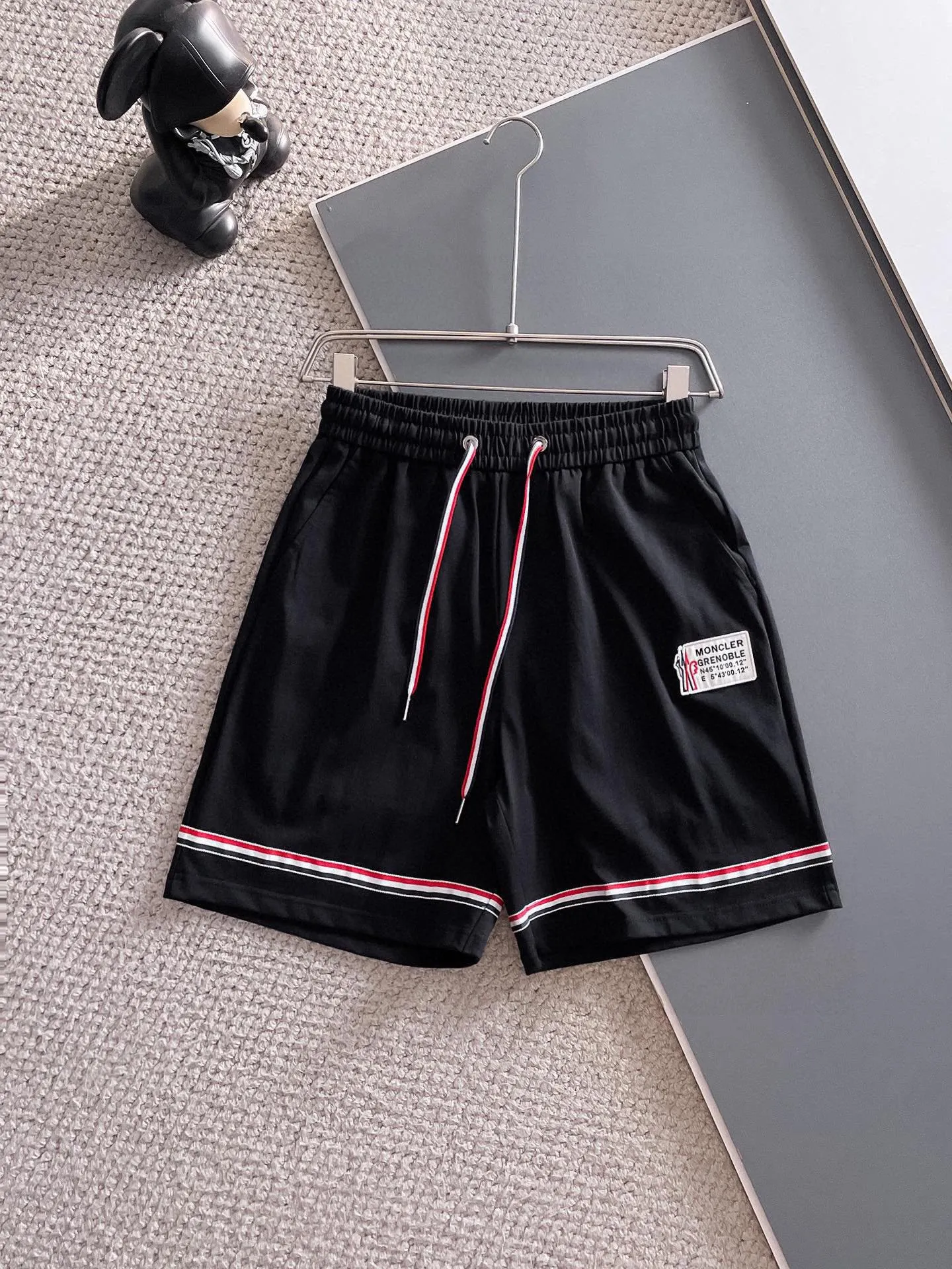 P570 Brand [MONCLER Mouth Covered] 2025 round neck short-sleeved shorts suit. The pure cotton fabric upper body will not be stuffy, the smooth and comfortable skin-friendly effect is more breathable, the fabric has its own texture, classic logo technology, a new interpretation from a unique angle, fashionable and versatile choice! Size: M-3XL (maximum wear: 190 pounds)