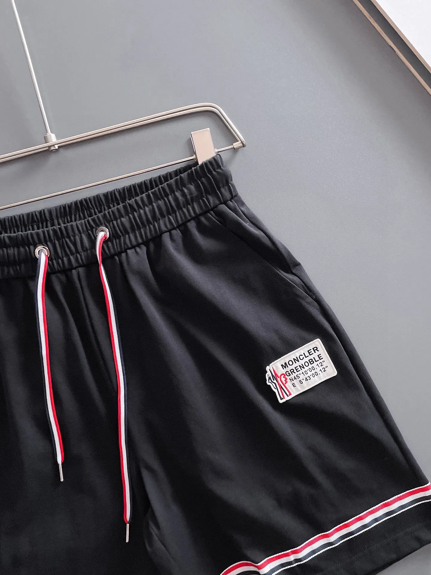 P570 Brand [MONCLER Mouth Covered] 2025 round neck short-sleeved shorts suit. The pure cotton fabric upper body will not be stuffy, the smooth and comfortable skin-friendly effect is more breathable, the fabric has its own texture, classic logo technology, a new interpretation from a unique angle, fashionable and versatile choice! Size: M-3XL (maximum wear: 190 pounds)