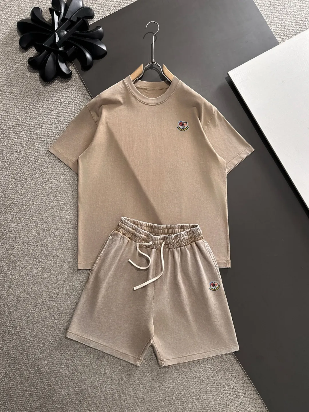 Next day shipping P460 MONCLER/Mongolian high quality 2025 spring and summer new casual heavy industry suit exclusively developed by yb! High quality production! Imported custom-made fabrics for foreign orders, with high breathability and comfort, impeccable details, brand element design concept, delicate and soft feel! It presents a casual cut and the upper body shape is great! On sale simultaneously on the official website! From a high-end men's positioning brand, the low-key luxury taste is irresistible! Exquisite workmanship and impeccable quality! The overall style is simple, fashionable and timeless, fully meeting the requirements of stylish and tasteful dressing! Size: S-XXL