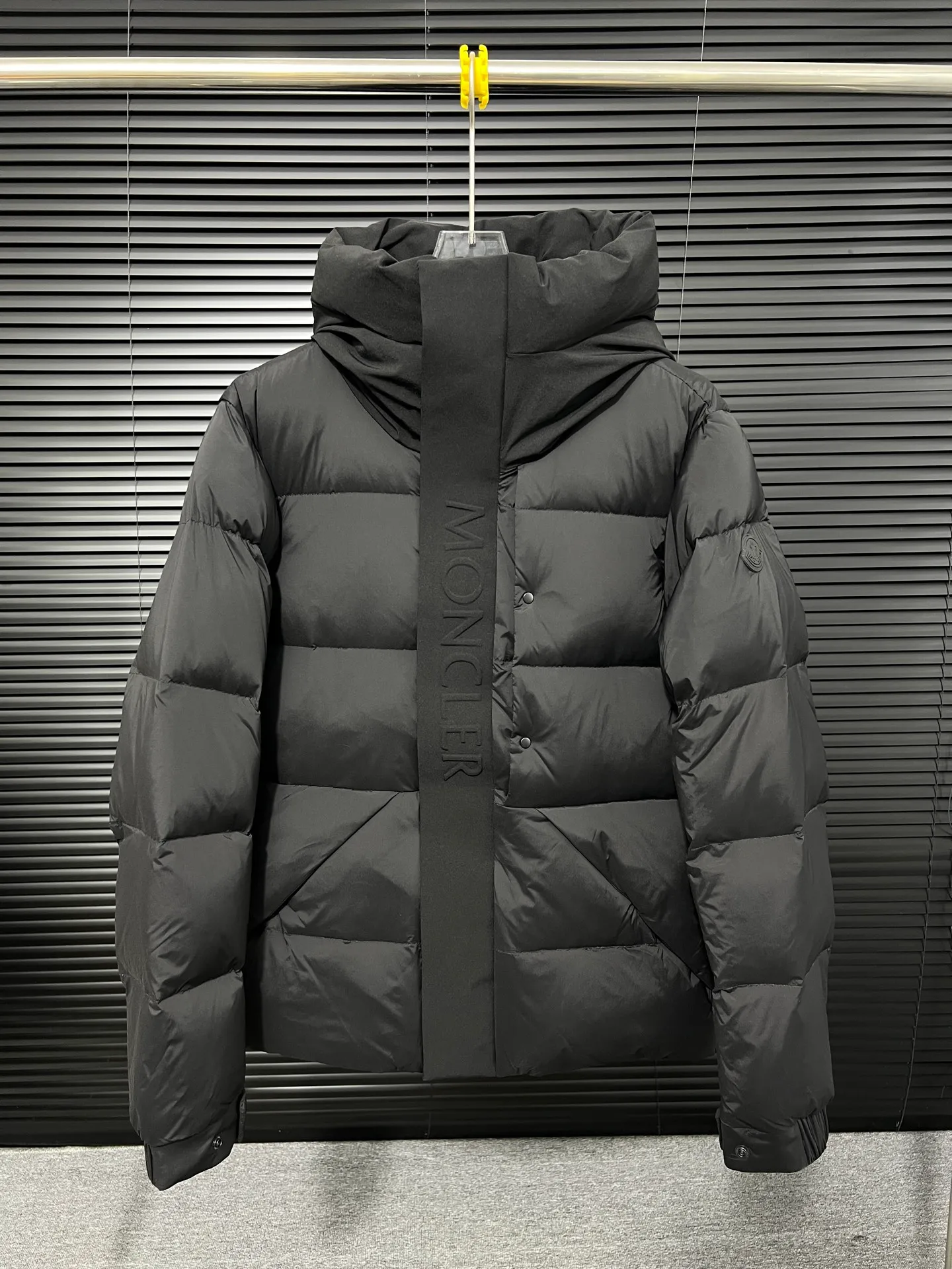 P740 top version Moncler FW22 Moncler European station logo embroidered hooded down jacket Official website price 28000+ Sold out version 600+ fill power National standard RDS certified 90% white duck down filling 243g high gram weight filling capacity Extremely cold and warm Very thick 150 degrees below Germany 🇩🇪 Anti-down needle Mercerized anti-down thread Up to 3 cm 13-needle high-density anti-down jacket Matte long fabric Embossed branding Hidden zipper and button closure Zippered breast pocket on the chest Original custom molded logo on the arms Original metal zippers Many details throughout the body Hardware accessories are from the original factory Loose fit Color: Black Size: 1-2-3-4-5 Size Shoulder Width Chest Length 1 48 113 71 2 50 119 72 3 52 124 74 4 54 130 76 5 56 136 78 (Purely manual measurement error 1-3 cm)