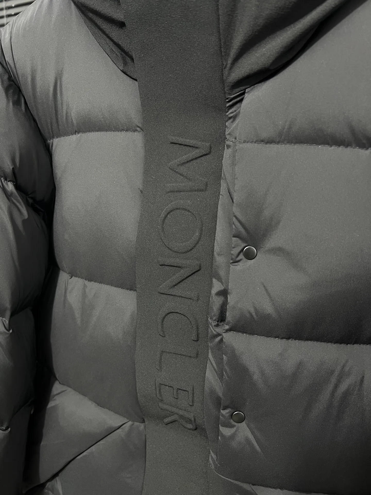 P740 top version Moncler FW22 Moncler European station logo embroidered hooded down jacket Official website price 28000+ Sold out version 600+ fill power National standard RDS certified 90% white duck down filling 243g high gram weight filling capacity Extremely cold and warm Very thick 150 degrees below Germany 🇩🇪 Anti-down needle Mercerized anti-down thread Up to 3 cm 13-needle high-density anti-down jacket Matte long fabric Embossed branding Hidden zipper and button closure Zippered breast pocket on the chest Original custom molded logo on the arms Original metal zippers Many details throughout the body Hardware accessories are from the original factory Loose fit Color: Black Size: 1-2-3-4-5 Size Shoulder Width Chest Length 1 48 113 71 2 50 119 72 3 52 124 74 4 54 130 76 5 56 136 78 (Purely manual measurement error 1-3 cm)