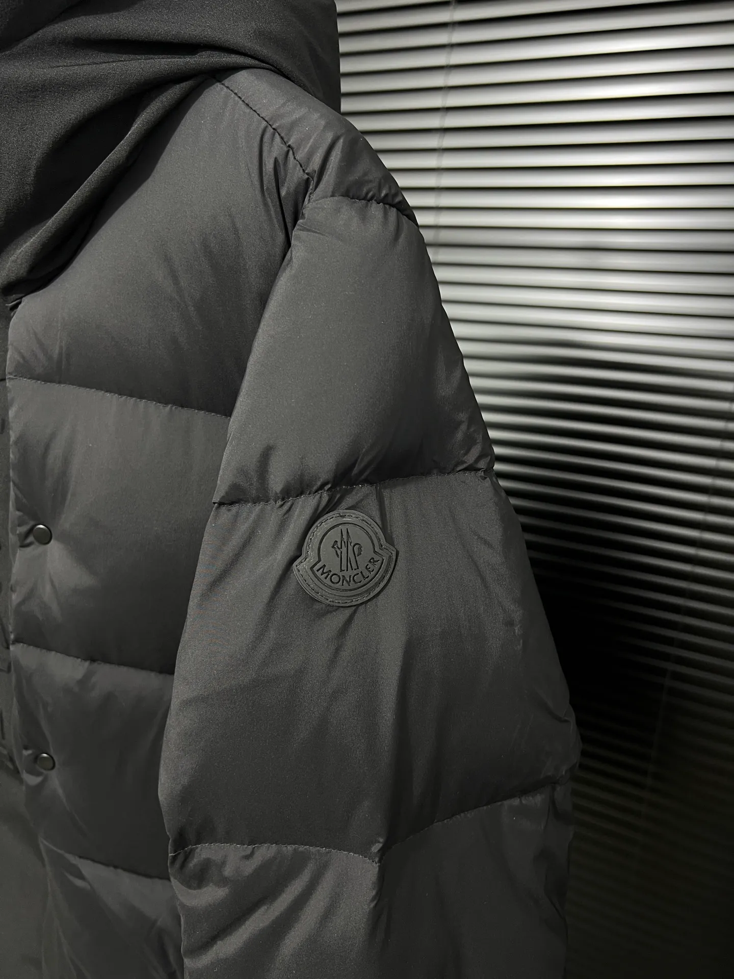 P740 top version Moncler FW22 Moncler European station logo embroidered hooded down jacket Official website price 28000+ Sold out version 600+ fill power National standard RDS certified 90% white duck down filling 243g high gram weight filling capacity Extremely cold and warm Very thick 150 degrees below Germany 🇩🇪 Anti-down needle Mercerized anti-down thread Up to 3 cm 13-needle high-density anti-down jacket Matte long fabric Embossed branding Hidden zipper and button closure Zippered breast pocket on the chest Original custom molded logo on the arms Original metal zippers Many details throughout the body Hardware accessories are from the original factory Loose fit Color: Black Size: 1-2-3-4-5 Size Shoulder Width Chest Length 1 48 113 71 2 50 119 72 3 52 124 74 4 54 130 76 5 56 136 78 (Purely manual measurement error 1-3 cm)