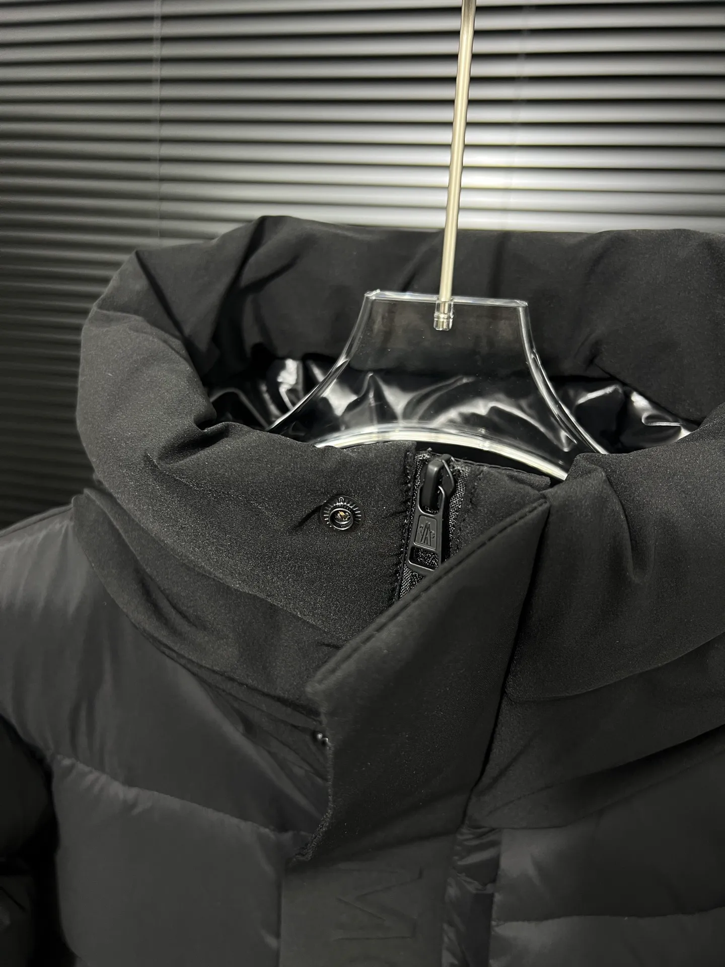 P740 top version Moncler FW22 Moncler European station logo embroidered hooded down jacket Official website price 28000+ Sold out version 600+ fill power National standard RDS certified 90% white duck down filling 243g high gram weight filling capacity Extremely cold and warm Very thick 150 degrees below Germany 🇩🇪 Anti-down needle Mercerized anti-down thread Up to 3 cm 13-needle high-density anti-down jacket Matte long fabric Embossed branding Hidden zipper and button closure Zippered breast pocket on the chest Original custom molded logo on the arms Original metal zippers Many details throughout the body Hardware accessories are from the original factory Loose fit Color: Black Size: 1-2-3-4-5 Size Shoulder Width Chest Length 1 48 113 71 2 50 119 72 3 52 124 74 4 54 130 76 5 56 136 78 (Purely manual measurement error 1-3 cm)
