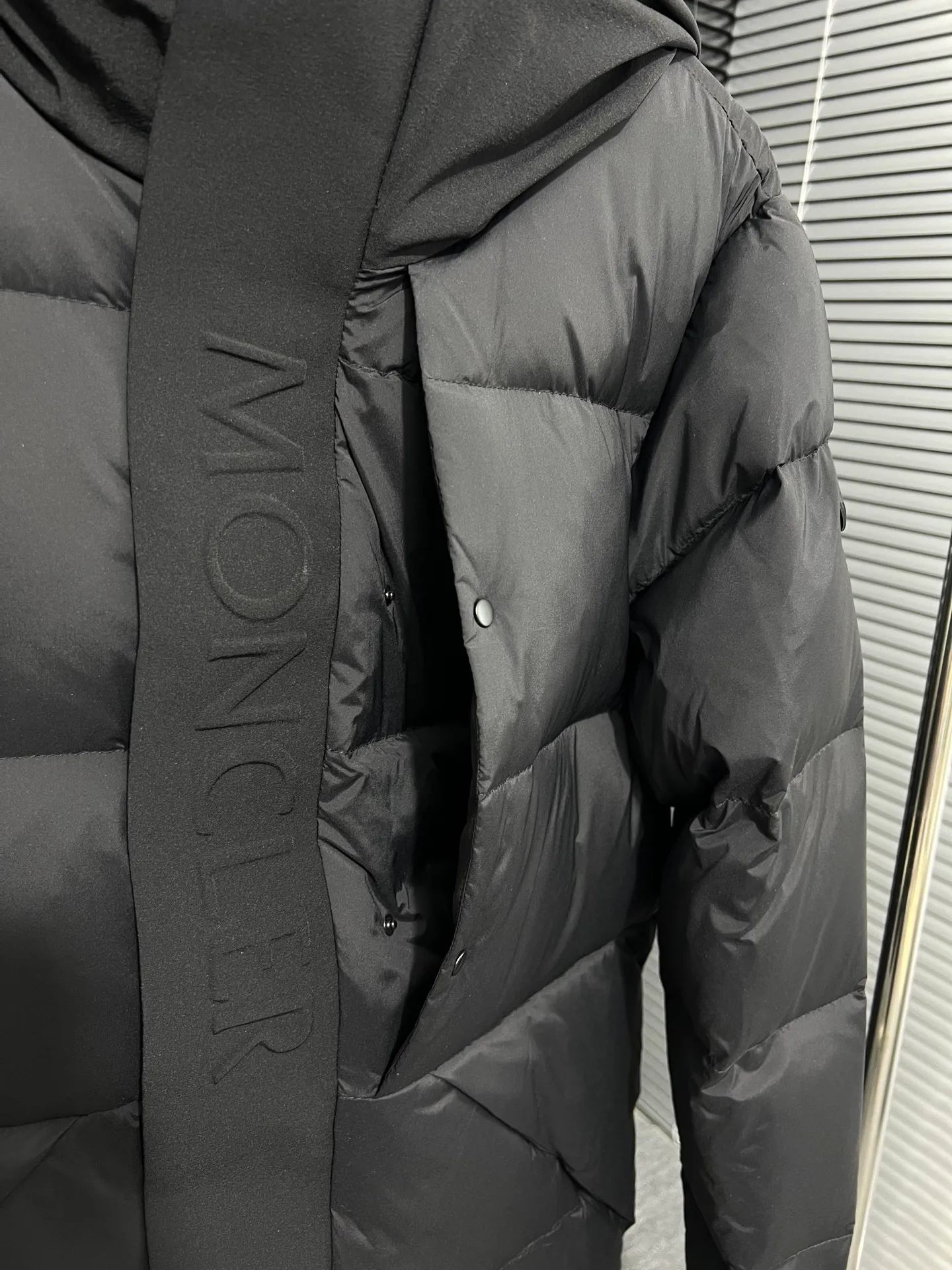 P740 top version Moncler FW22 Moncler European station logo embroidered hooded down jacket Official website price 28000+ Sold out version 600+ fill power National standard RDS certified 90% white duck down filling 243g high gram weight filling capacity Extremely cold and warm Very thick 150 degrees below Germany 🇩🇪 Anti-down needle Mercerized anti-down thread Up to 3 cm 13-needle high-density anti-down jacket Matte long fabric Embossed branding Hidden zipper and button closure Zippered breast pocket on the chest Original custom molded logo on the arms Original metal zippers Many details throughout the body Hardware accessories are from the original factory Loose fit Color: Black Size: 1-2-3-4-5 Size Shoulder Width Chest Length 1 48 113 71 2 50 119 72 3 52 124 74 4 54 130 76 5 56 136 78 (Purely manual measurement error 1-3 cm)