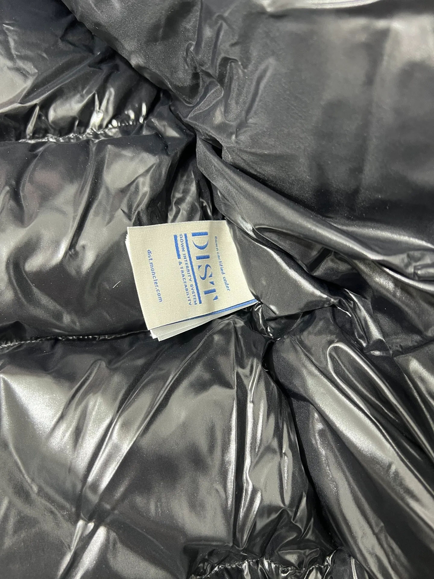 P740 top version Moncler FW22 Moncler European station logo embroidered hooded down jacket Official website price 28000+ Sold out version 600+ fill power National standard RDS certified 90% white duck down filling 243g high gram weight filling capacity Extremely cold and warm Very thick 150 degrees below Germany 🇩🇪 Anti-down needle Mercerized anti-down thread Up to 3 cm 13-needle high-density anti-down jacket Matte long fabric Embossed branding Hidden zipper and button closure Zippered breast pocket on the chest Original custom molded logo on the arms Original metal zippers Many details throughout the body Hardware accessories are from the original factory Loose fit Color: Black Size: 1-2-3-4-5 Size Shoulder Width Chest Length 1 48 113 71 2 50 119 72 3 52 124 74 4 54 130 76 5 56 136 78 (Purely manual measurement error 1-3 cm)