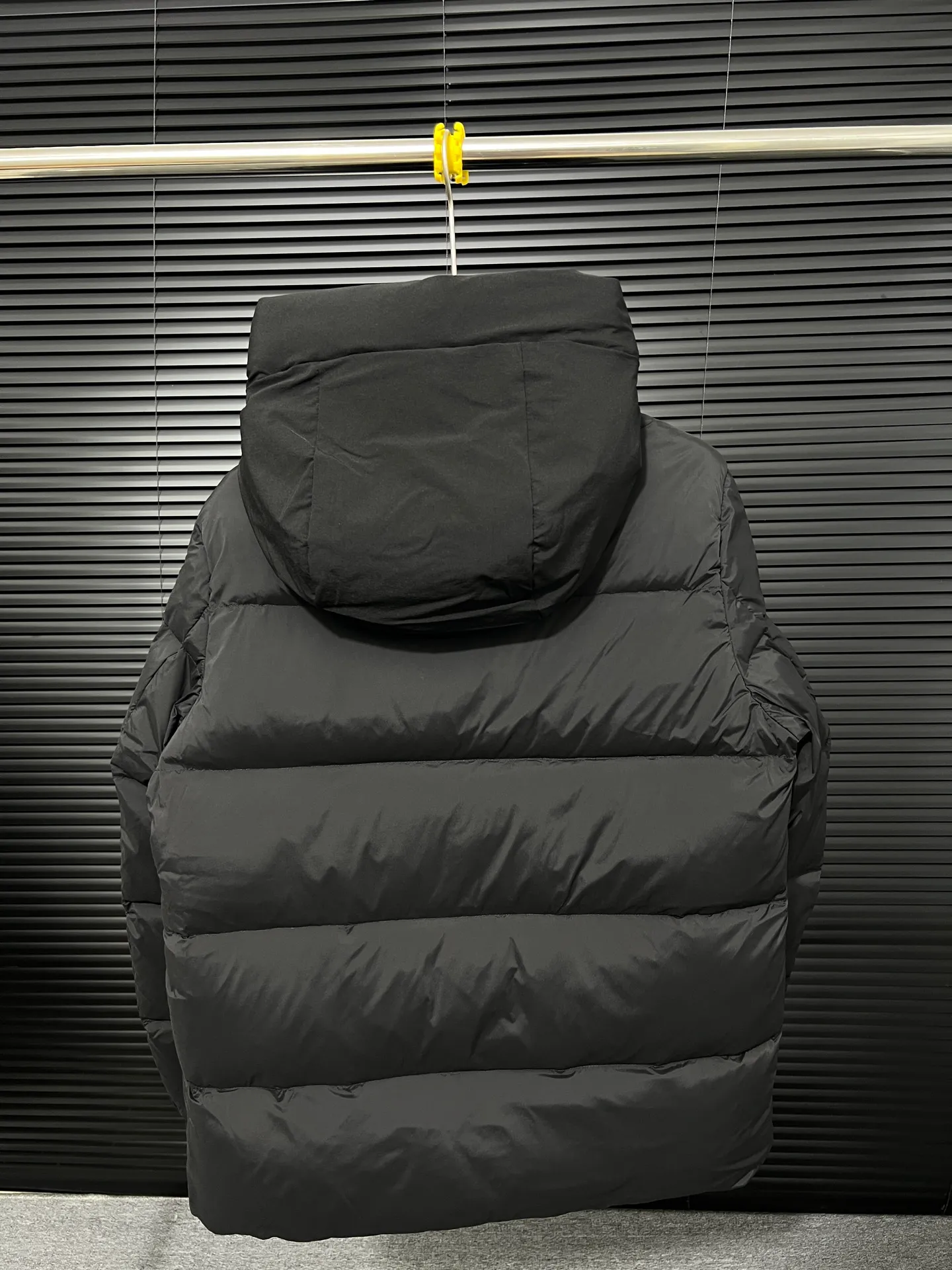 P740 top version Moncler FW22 Moncler European station logo embroidered hooded down jacket Official website price 28000+ Sold out version 600+ fill power National standard RDS certified 90% white duck down filling 243g high gram weight filling capacity Extremely cold and warm Very thick 150 degrees below Germany 🇩🇪 Anti-down needle Mercerized anti-down thread Up to 3 cm 13-needle high-density anti-down jacket Matte long fabric Embossed branding Hidden zipper and button closure Zippered breast pocket on the chest Original custom molded logo on the arms Original metal zippers Many details throughout the body Hardware accessories are from the original factory Loose fit Color: Black Size: 1-2-3-4-5 Size Shoulder Width Chest Length 1 48 113 71 2 50 119 72 3 52 124 74 4 54 130 76 5 56 136 78 (Purely manual measurement error 1-3 cm)